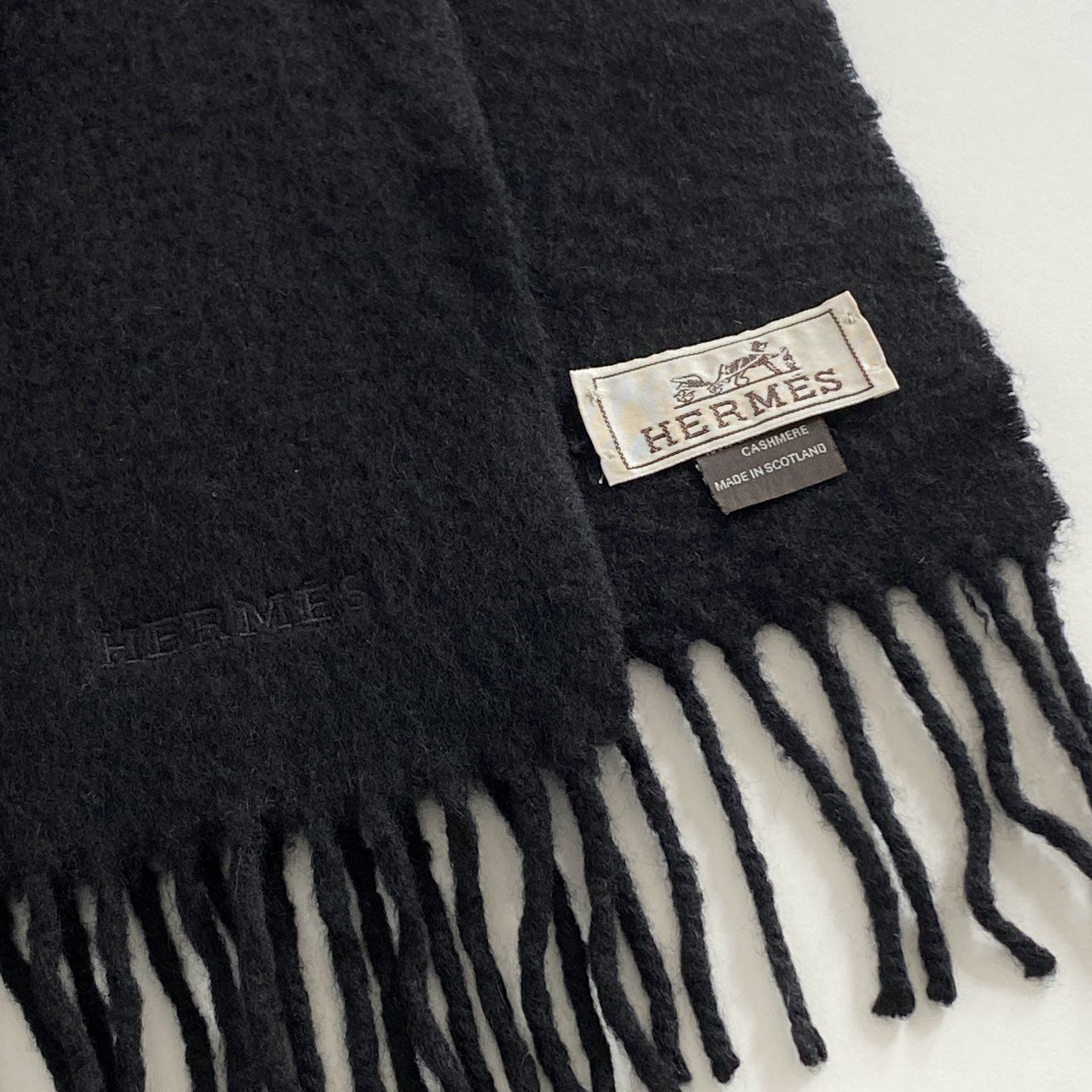 h30-2 スコットランド製 HERMES エルメス 総カシミア マフラー フリンジストール ロゴ刺繍 小物 ブラック カシミヤ100%