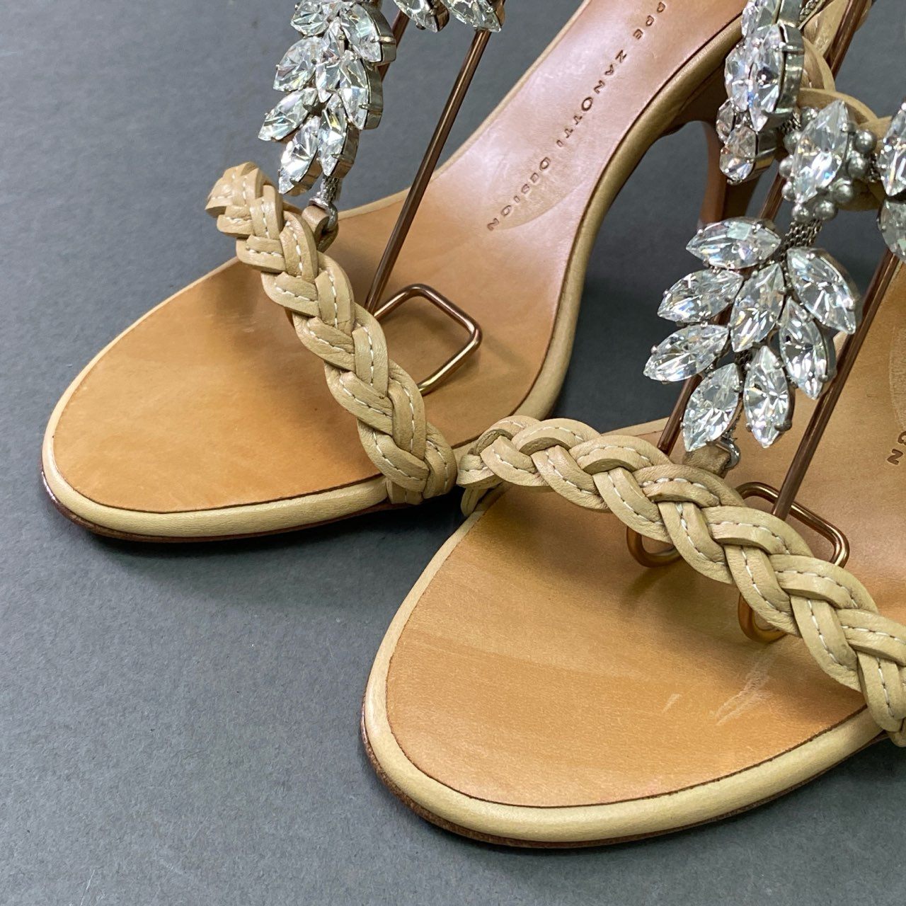 1e26 《美品》 GIUSEPPE ZANOTTI ジュゼッペザノッティ クリスタルビジュー レザーサンダル 37 ベージュ Leather アンクルストラップ シューズ 夏