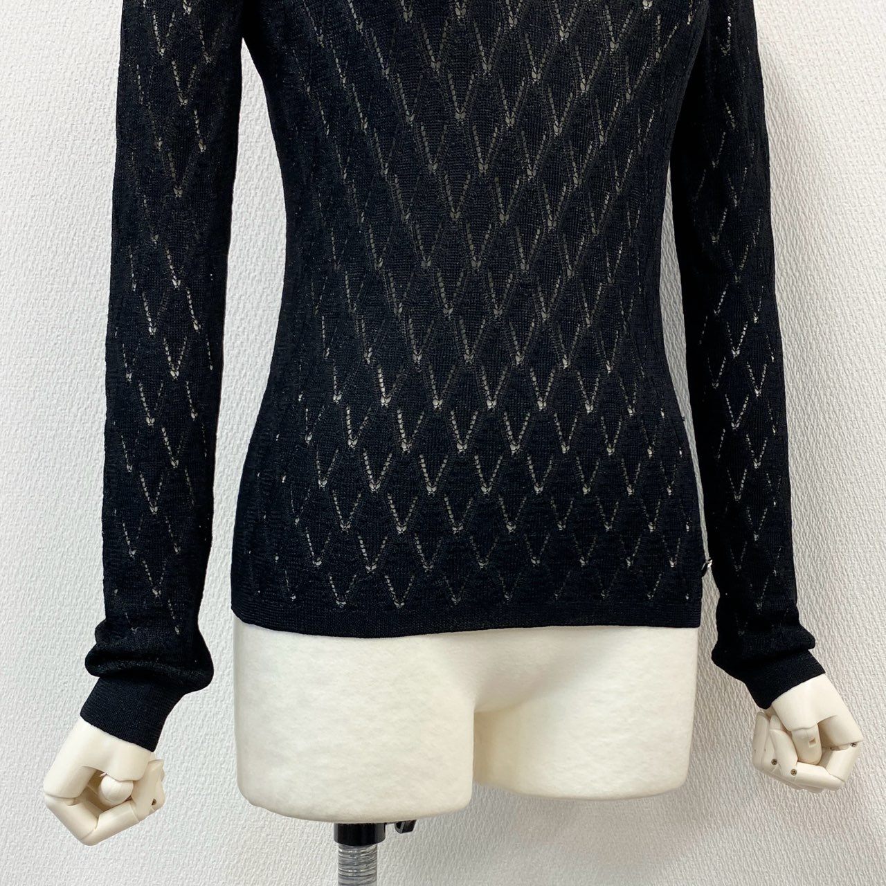 7f11 【美品】CHANEL シャネル 2023AW タートルネック ラメ入り 薄手ニット トップス ロゴプレート P75380K10834 サイズ36 ブラック レディース