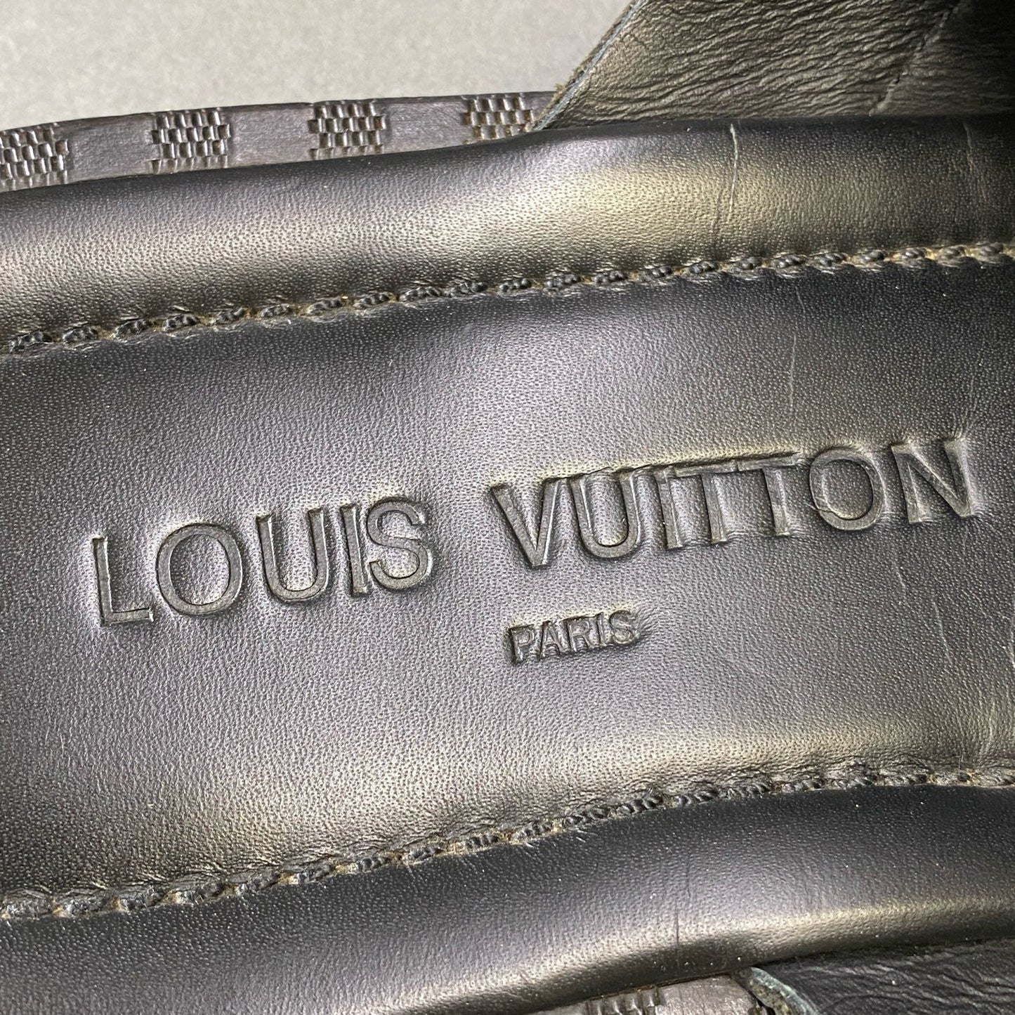 4g8《美品》 LOUIS VUITTON ルイヴィトン フラット クロスレザー サンダル 8 ブラック Leather シューズ イタリア製