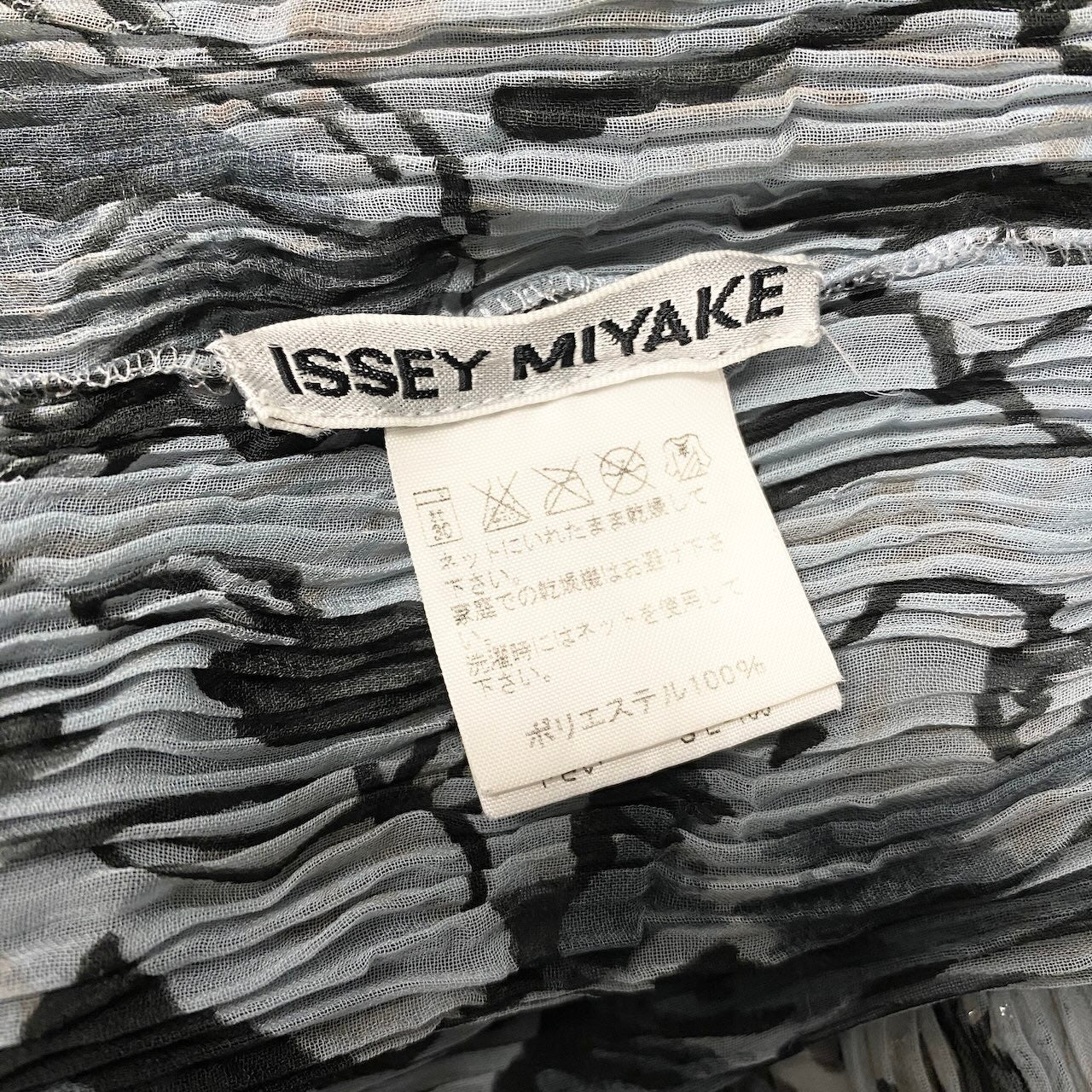 42c24 ISSEY MIYAKE イッセイミヤケ ハイネックプリーツカットソー ロングスリーブカットソー 猫 蝶 花柄 IM02FJ953 Mサイズ グレー系 ポリエステル100% レディース 女性用o07t