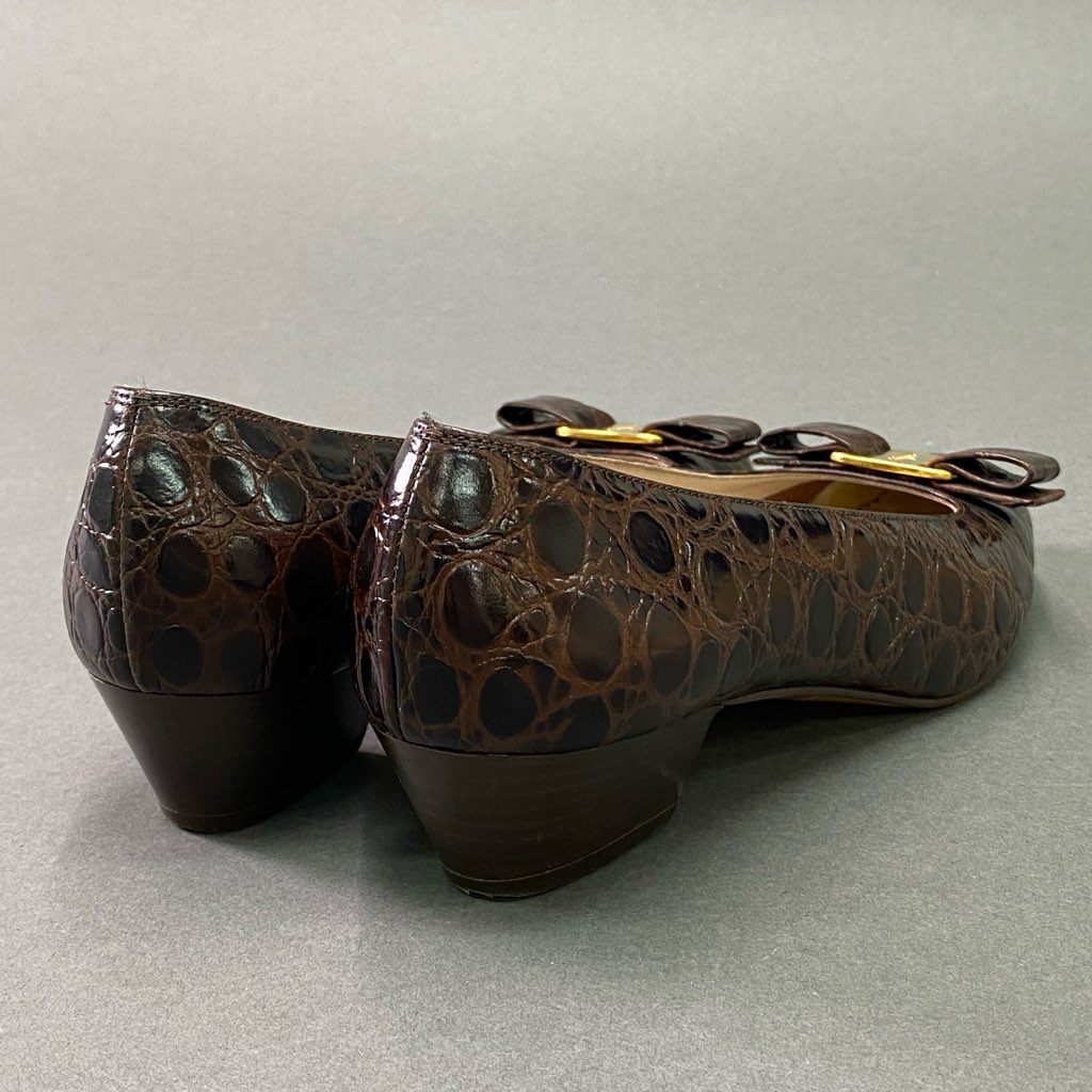 2e10 《美品》 Salvatore Ferragamo サルヴァトーレ フェラガモ VARA ヴァラリボン クロコ パンプス 8 1/2 ブラウン レザー シューズ 革靴 箱付き