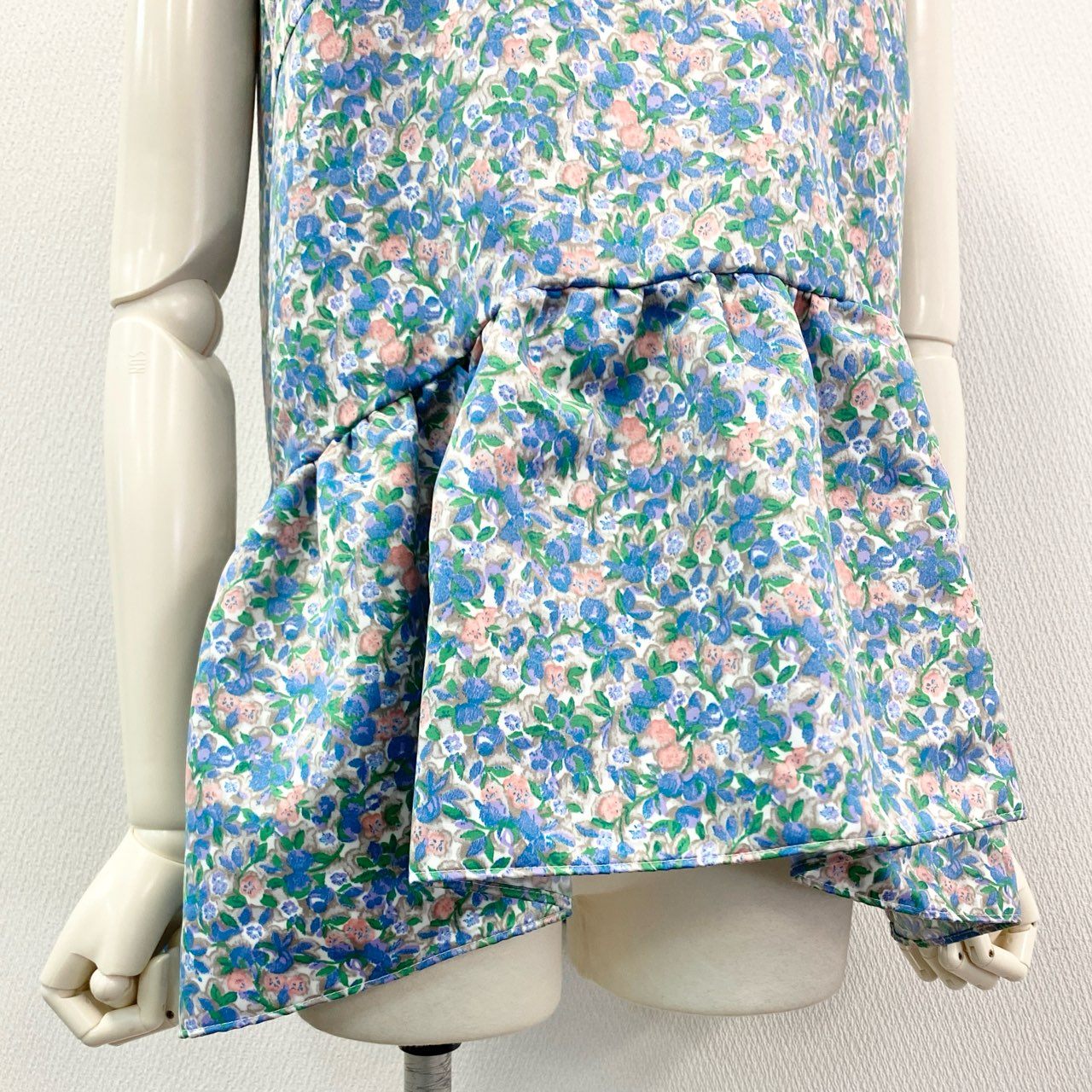 49k8 《タグ付》定価¥26,400 TSURU By MARIKO OIKAWA ツル バイ マリコオイカワ 23SS Matine リボン付 ペプラム F ブルー ノースリーブ チュニック 日本製