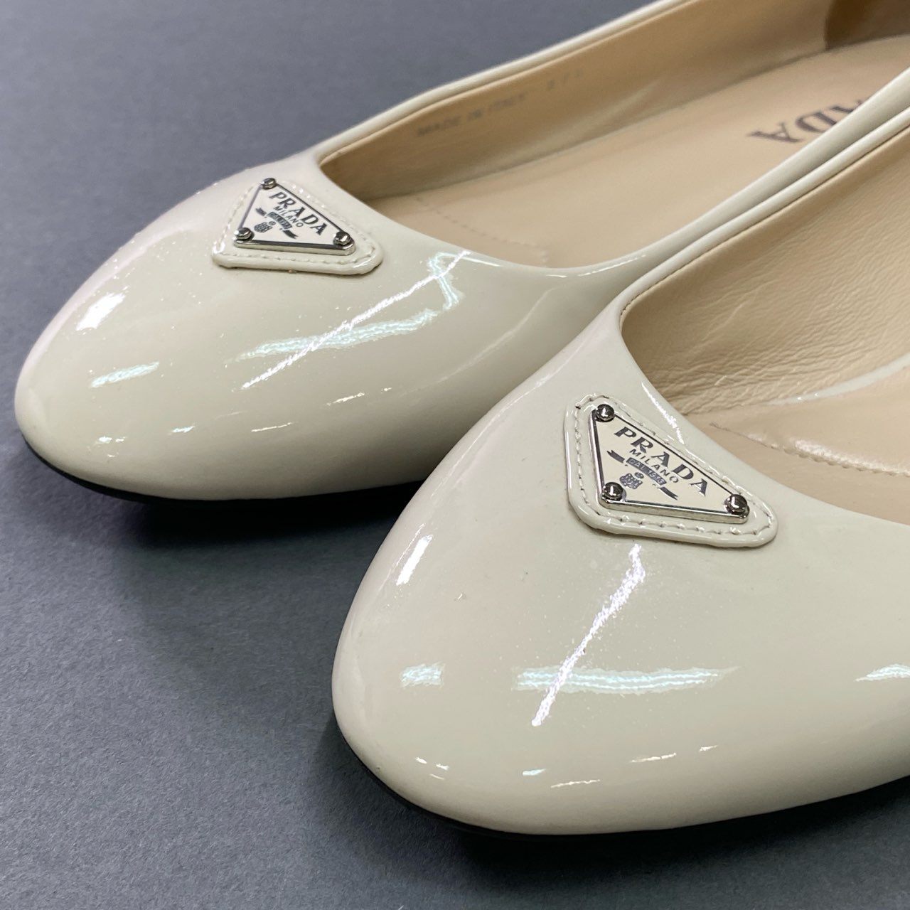 4c21 PRADA プラダ トライアングルロゴ エナメル フラットパンプス 37 1/2 ベージュ パテントレザー 三角ロゴ バレエシューズ イタリア製
