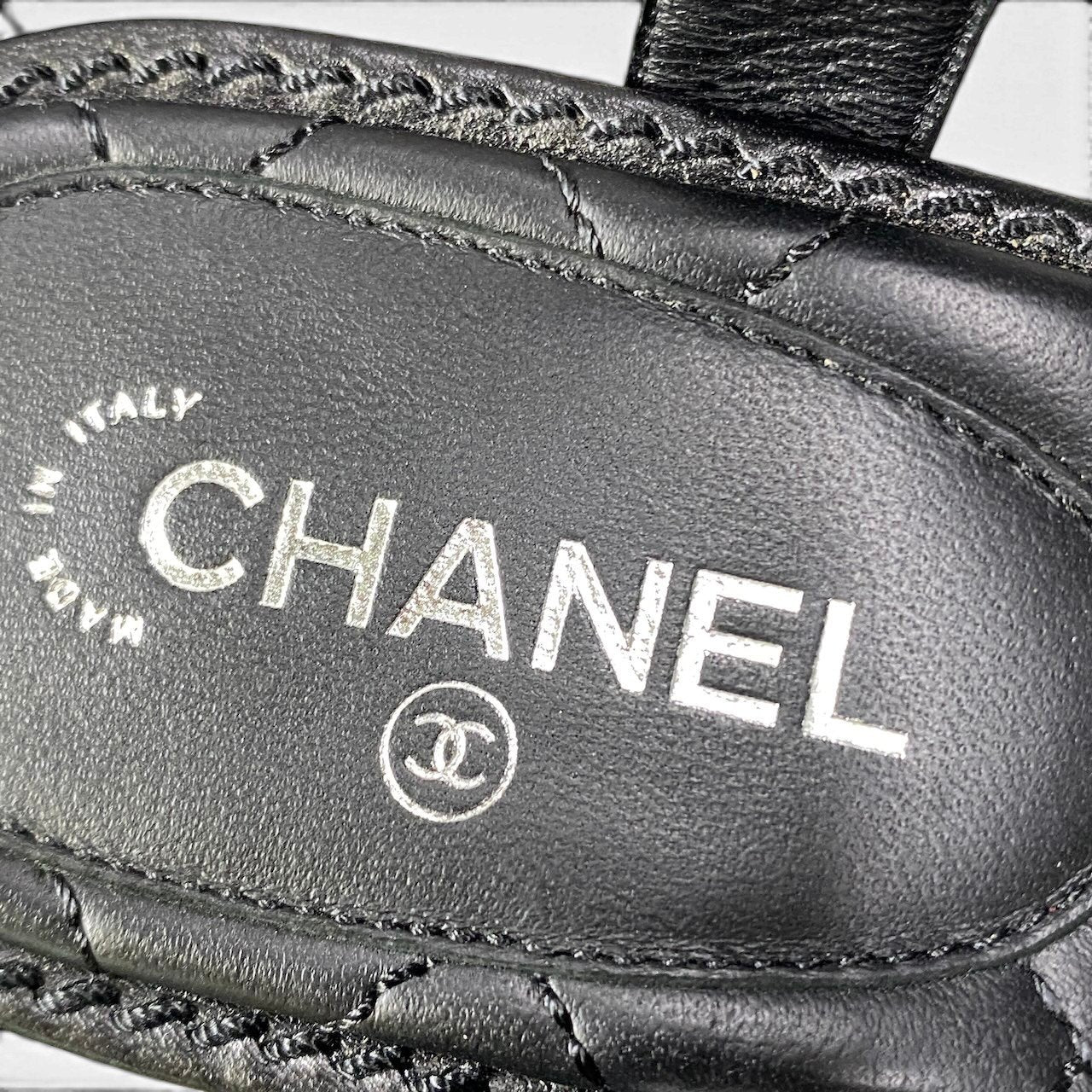e18 【極美品】CHANEL ココマーク マトラッセ チェーン レザーサンダル G31463 37 1/2サイズ ブラック レザー レディース 女性用k02i