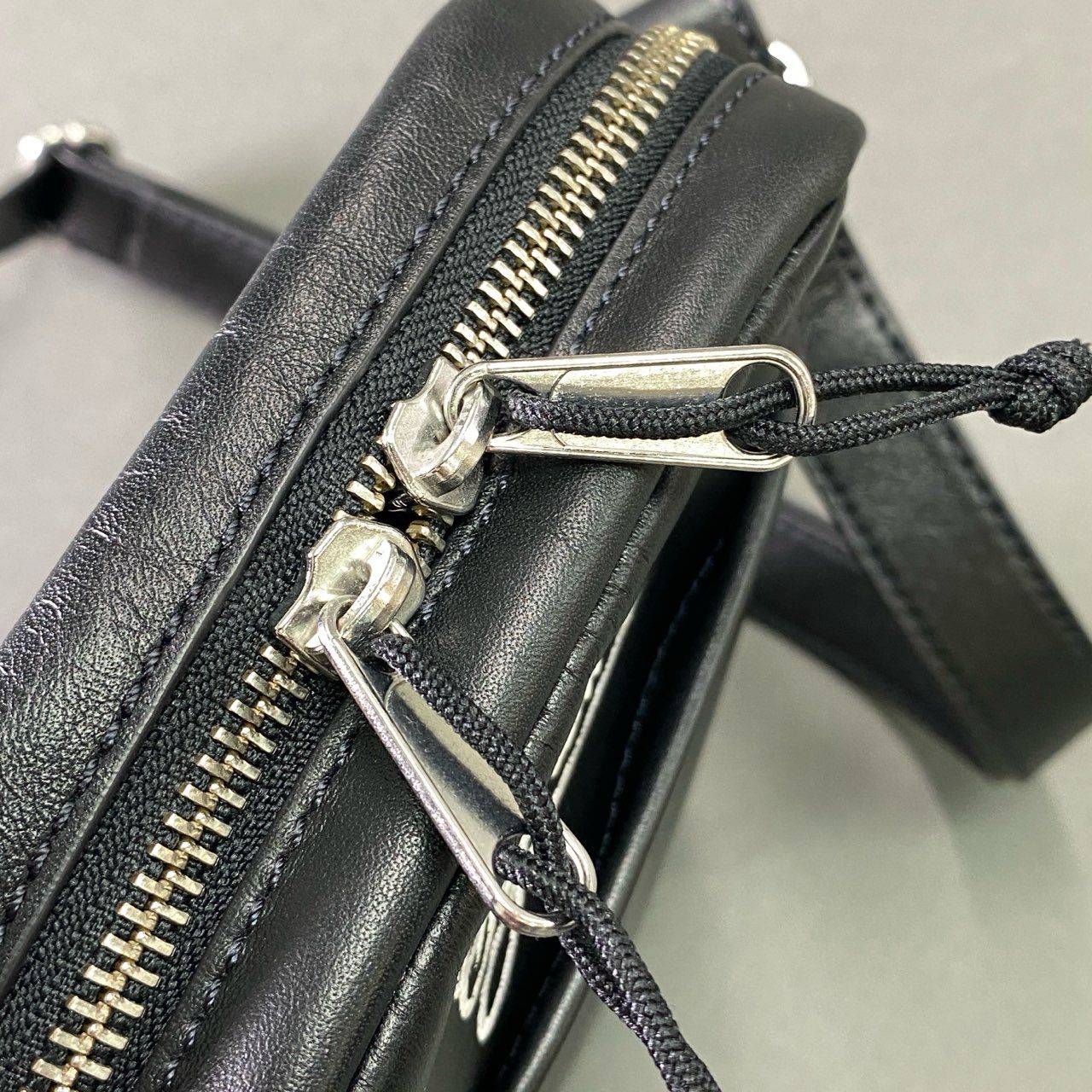 Hg9 SUPREME NIKE シュプリーム ナイキ LEATHER SHOULDER BAG レザーショルダーバッグ HJ7964-045 ブラック 牛革 メンズ