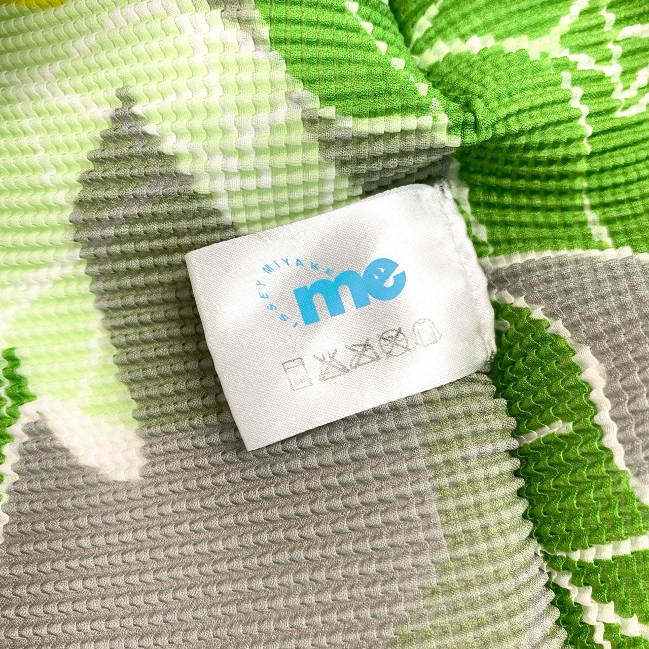 57h28 《極美品》me ISSEY MIYAKE ミーイッセイミヤケ 花柄カットソー 半袖カットソー トップス プリーツプリーズ Fサイズ グレー マルチカラー レディース 女性用k02i