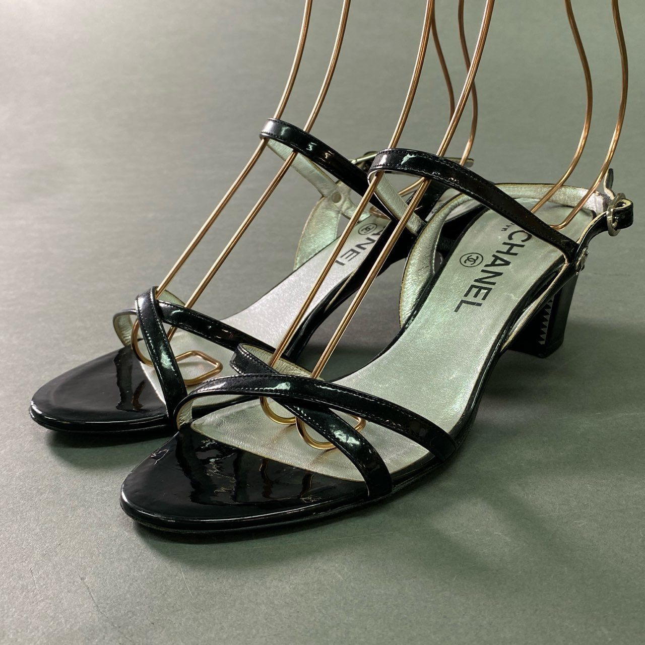 7b12 CHANEL シャネル アンクルストラップ ヒールサンダル チャンキーヒール ココマーク イタリア製 レディース 36 1/2 ブラック エナメル
