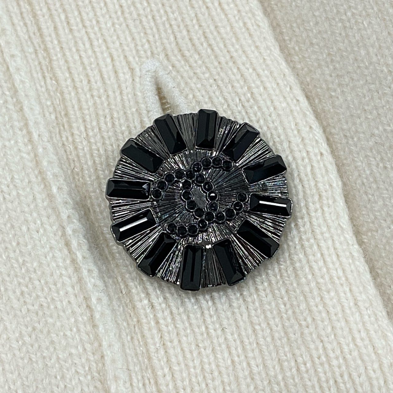46e9 【極美品】CHANEL シャネル 2023C クルーズライン スパンコール カシミヤニットジャケット ココマーク ラインストーン P74171K10644 サイズ38 ホワイト レディース