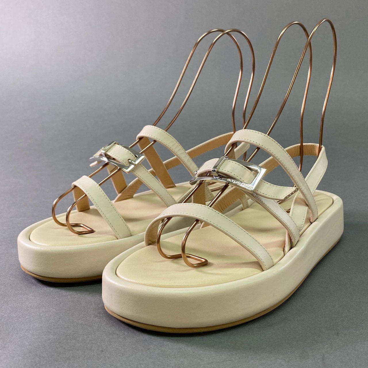 4j24 定価¥117,700 sergio rossi セルジオロッシ SR NORA メタルバックル ストラップサンダル 37 1/2 チョークホワイト レザー シューズ イタリア製