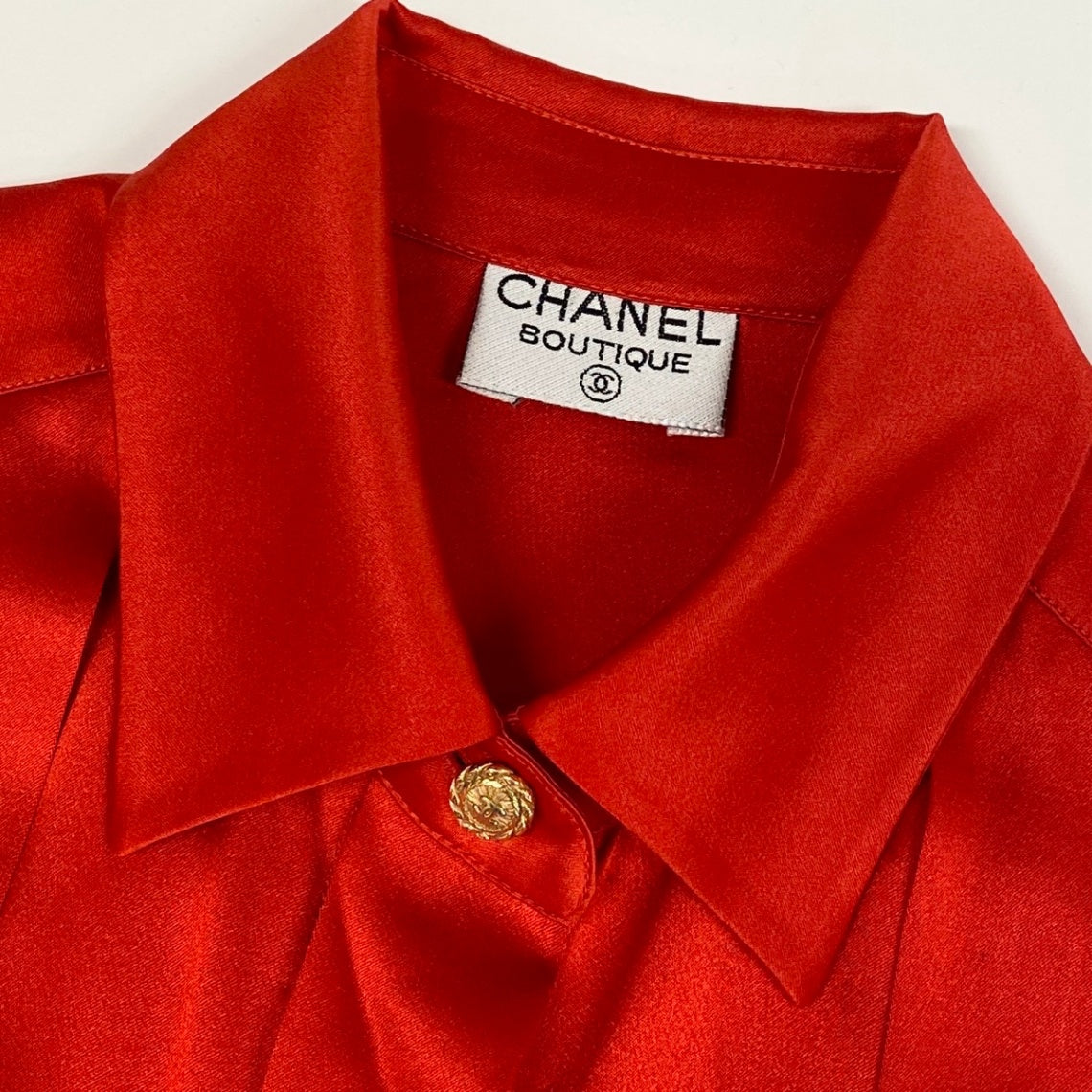 Cf29 CHANEL BOUTIQUE シャネル ブティック 長袖シャツ ココマークボタン 金ボタン サテン レディース 女性用 レッドu02tu02t