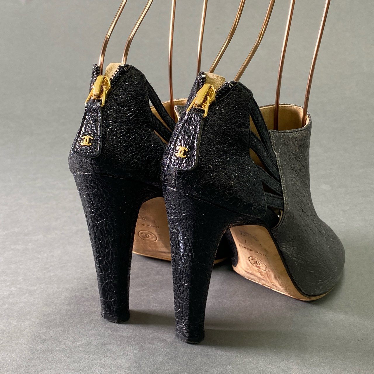 2f8 CHANEL シャネル バックジップ ココマーク オープントゥ ヒールサンダル 37 シルバー ブラック メタリック シューズ イタリア製