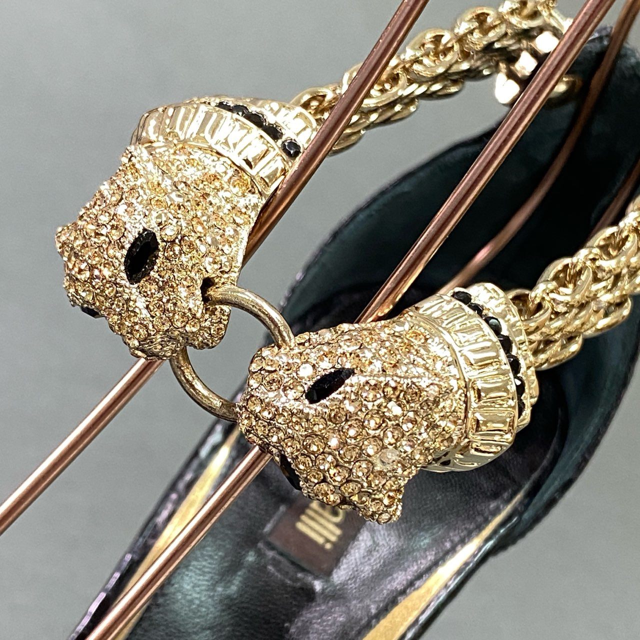 6a6 《美品》 Roberto Cavalli ロベルトカヴァリ パンサーヘッド ゴールドチェーン パイソン ハイヒールサンダル 36 ブラック パンプス イタリア製 シューズ 靴