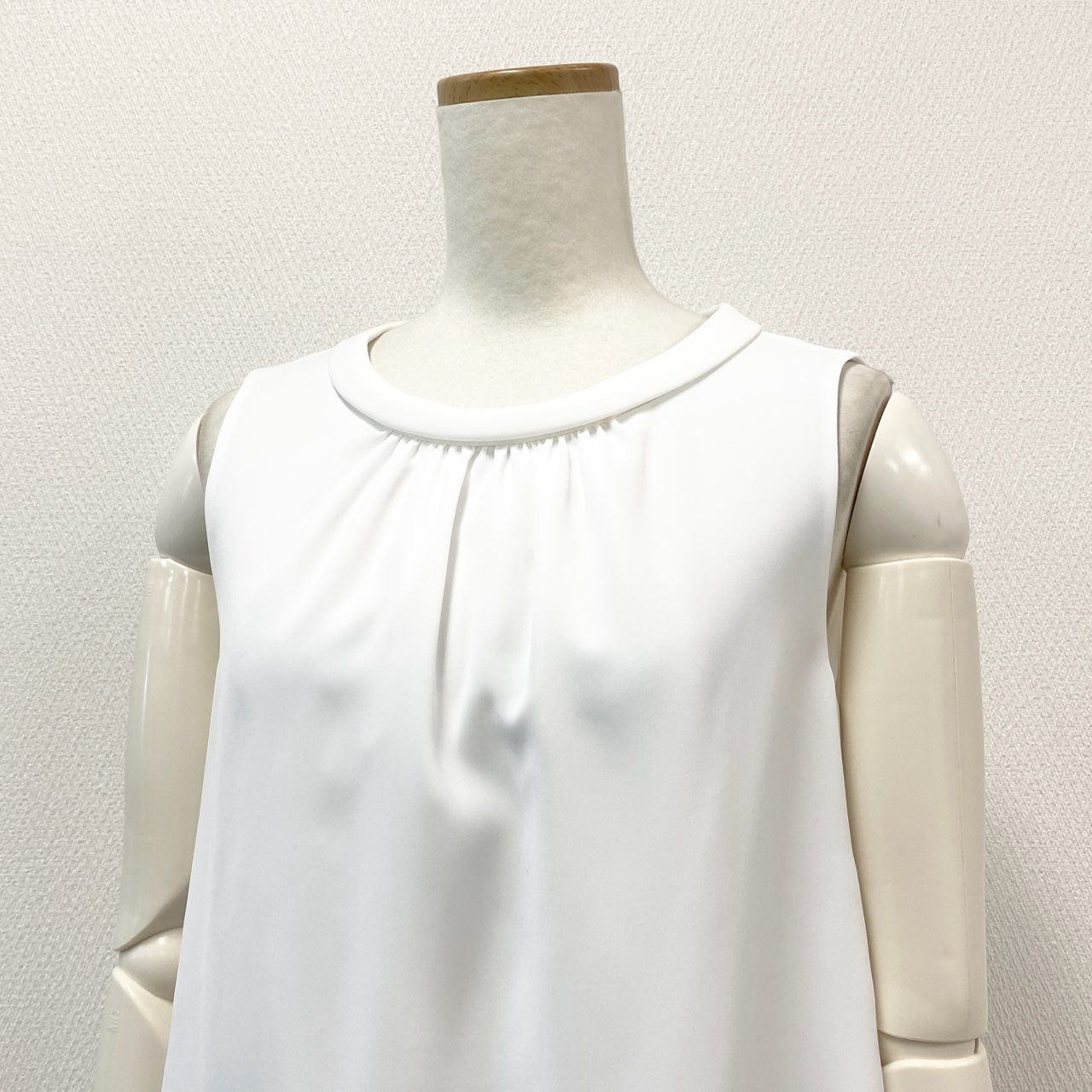 54d8 《新品タグ付き》 FOXEY NEW YORK フォクシーニューヨーク Blouse Powder Grace ノースリーブ シャツ ブラウス 33167 サイズ38 ホワイト ポリエステル100% レディース 日本製