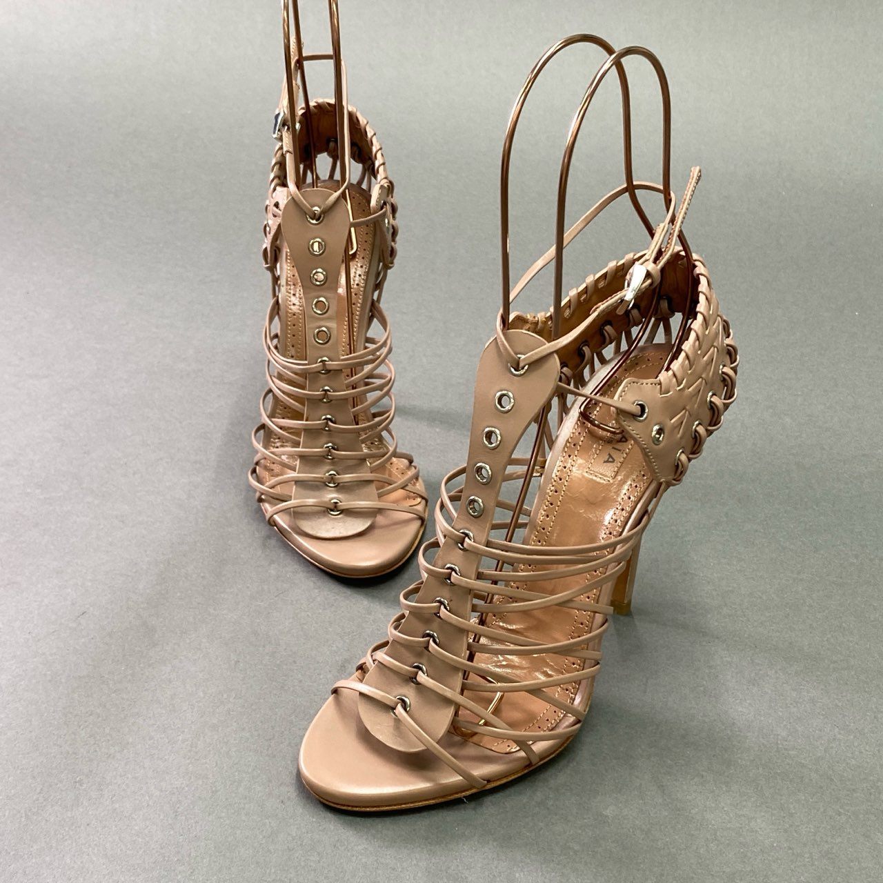 7k9 《未使用》定価¥190,300 ALAIA PARIS アライア レースアップ レザーヒールサンダル 36 ピンクベージュ leather 箱付き シューズ イタリア製 編み込み グラディエーター