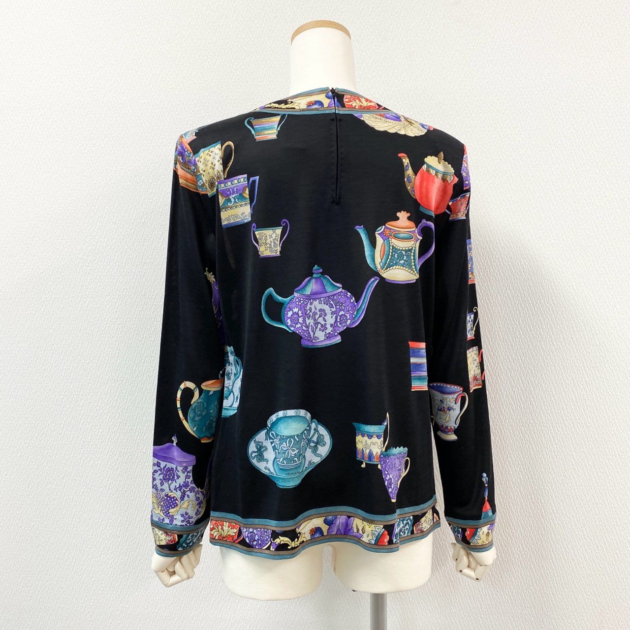 32i9 【美品】 LEONARD レオナール 長袖カットソー ティーカップ 総柄トップス シルク混紡 レディース 女性用 0389100 L ブラック マルチカラーu02t