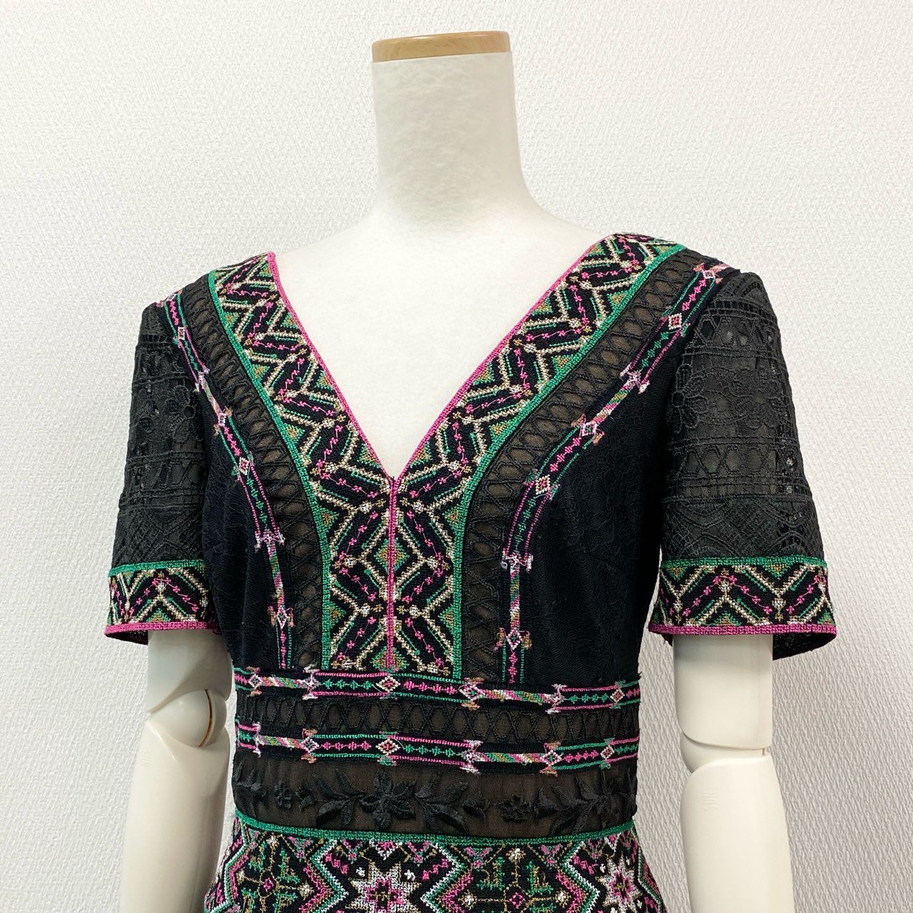 81h7《美品》 TADASHI SHOJI タダシショージ 半袖ワンピース 膝丈ワンピース レース刺繍 タイトスカート 0 ブラック マルチカラー レディースk02i