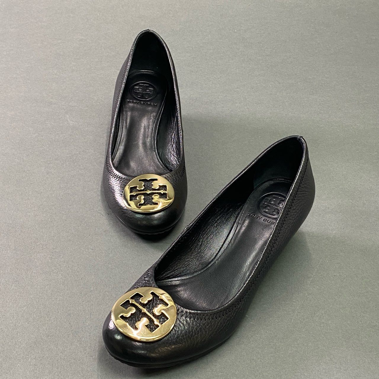5c18 TORY BURCH トリーバーチ ウェッジソール ロゴ金具 パンプス シューズ 7M ブラック レザー