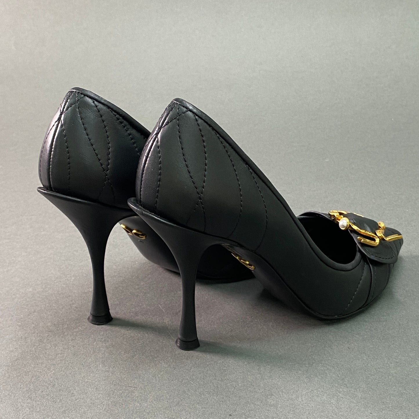 1g9 《美品》 DOLCE&GABBANA ドルチェアンドガッバーナ Pearl Devotion バックルパンプス 36 ブラック レザー ゴールド金具 シューズ D&G ドルガバ
