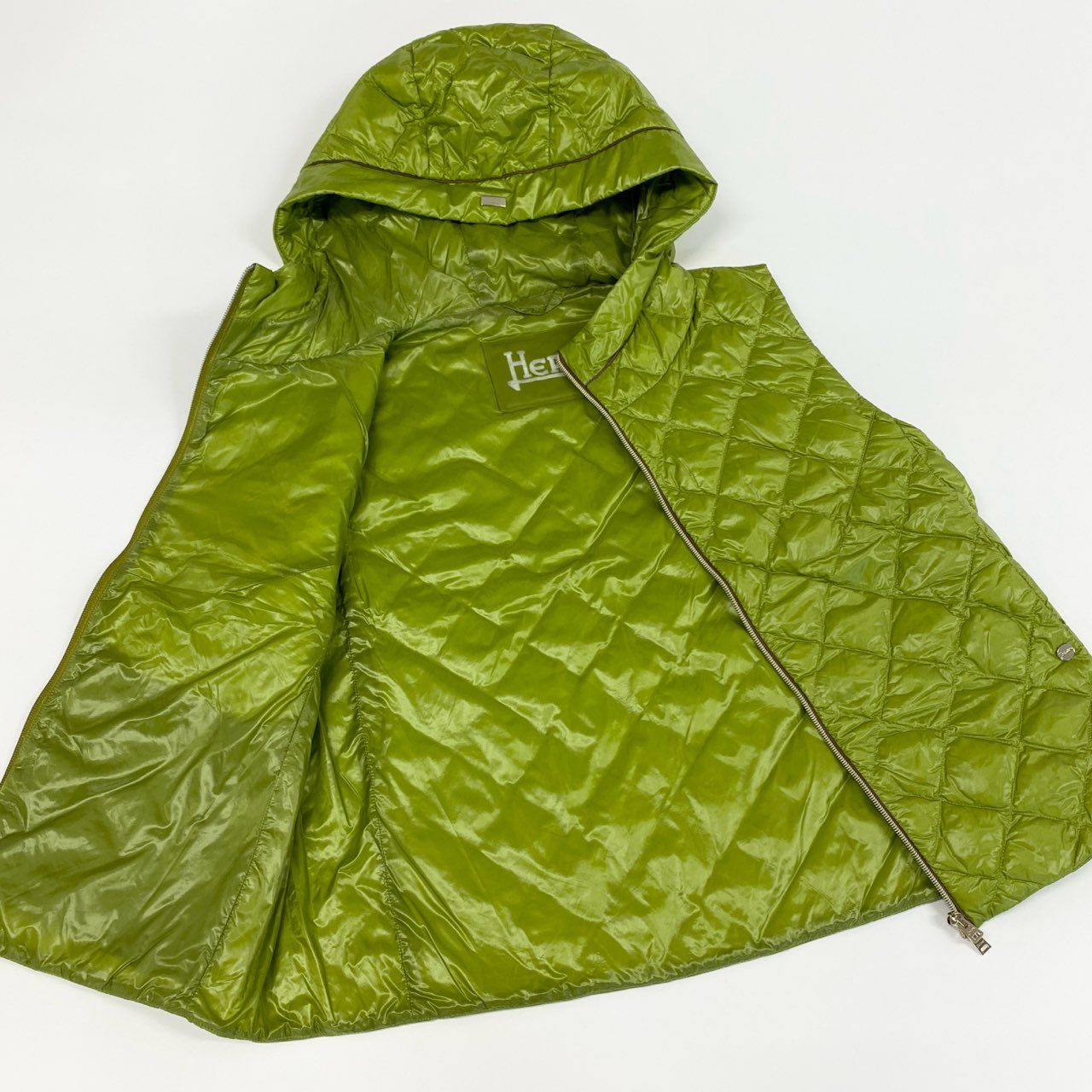 1f6 【美品】HERNO ヘルノ キルティングダウンベスト サイズ44 グリーン系 ダウン90フェザー10 レディース 女性用 アウター