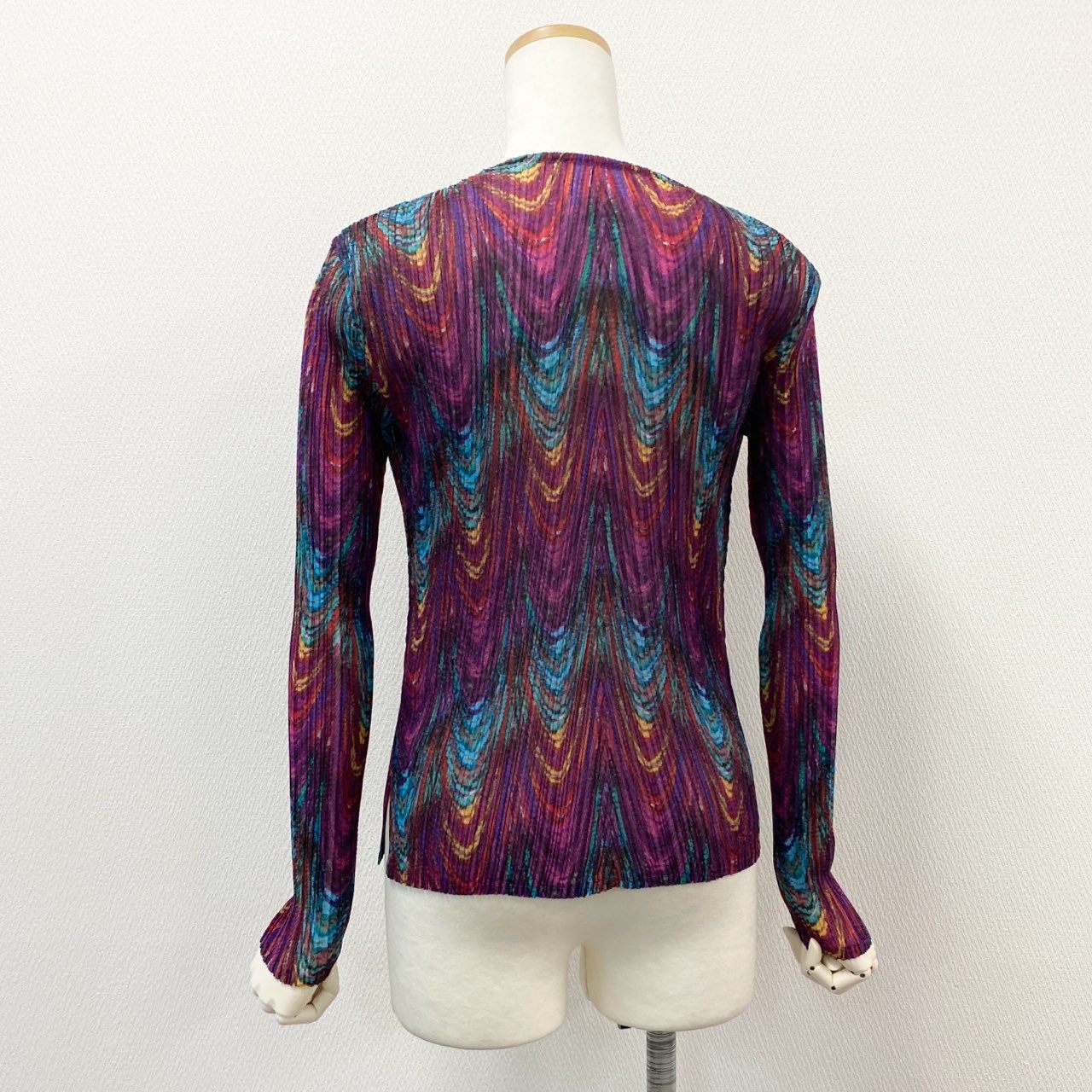 75f24 ISSEY MIYAKE FETE イッセイミヤケフェット 孔雀柄 ピーコック Vネック ロングスリーブ トップス カットソー 総柄プリント 日本製 IF44FJ756 02 パープル系 マルチカラー