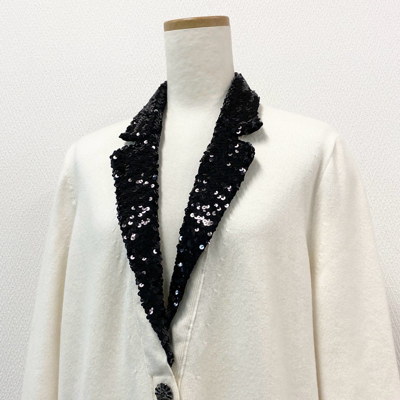 46e9 【極美品】CHANEL シャネル 2023C クルーズライン スパンコール カシミヤニットジャケット ココマーク ラインストーン P74171K10644 サイズ38 ホワイト レディース