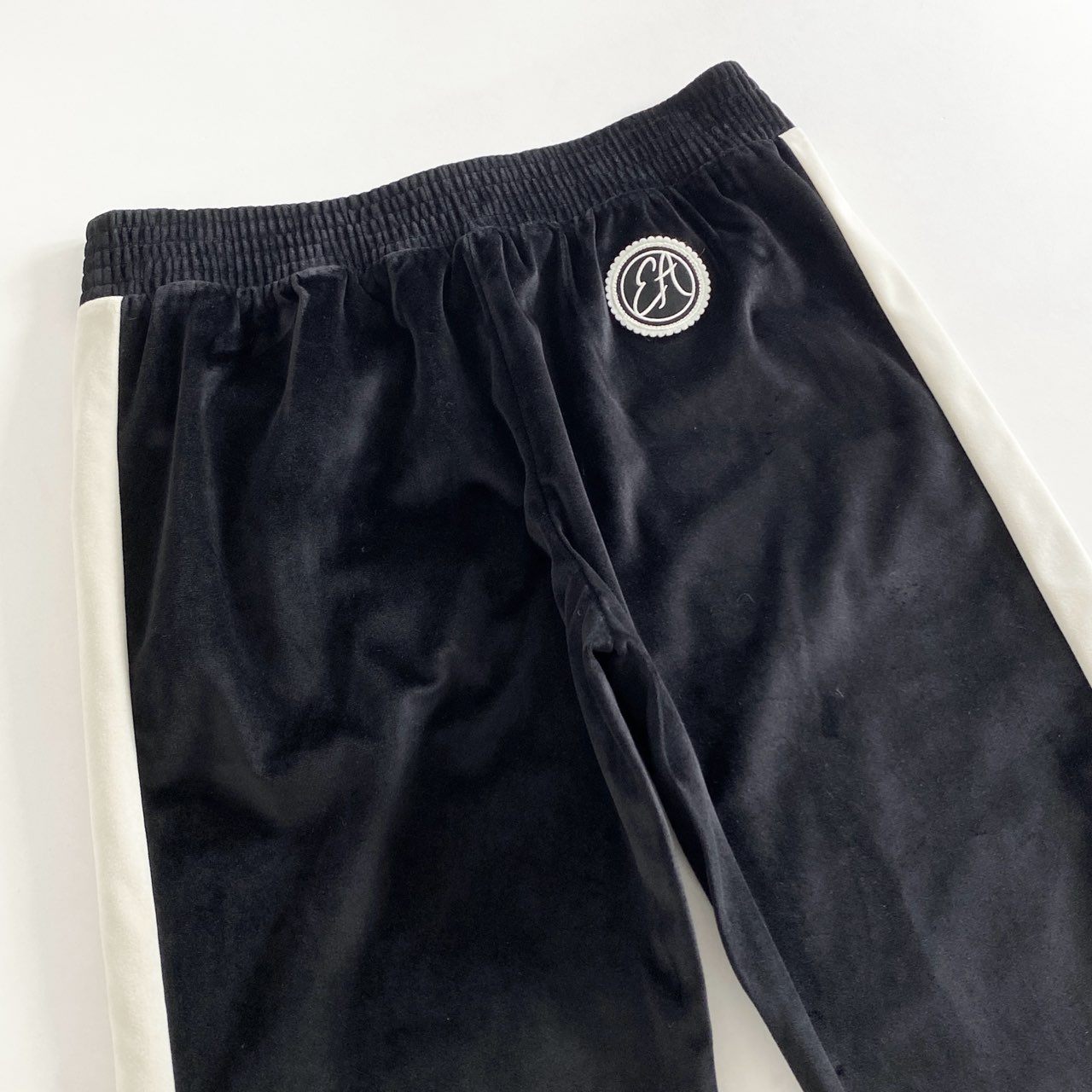 88i3 《未使用保管品》 定価¥41,800 EMPORIO ARMANI エンポリオアルマーニ サイドライン ベロアパンツ 36 ブラック ジャージ トラウザーパンツ