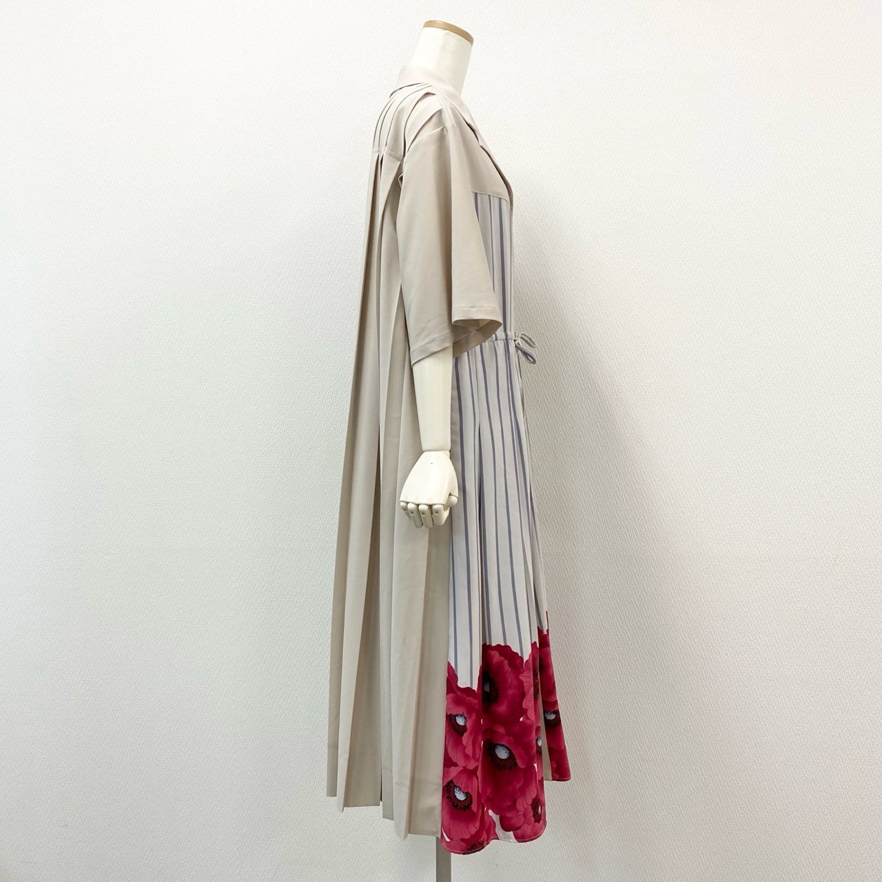 14f12-3 《未使用》定価¥33.000 ふりふ プリーツ加工 フラワープリント シャツワンピース F ベージュ ドレス タグ付き