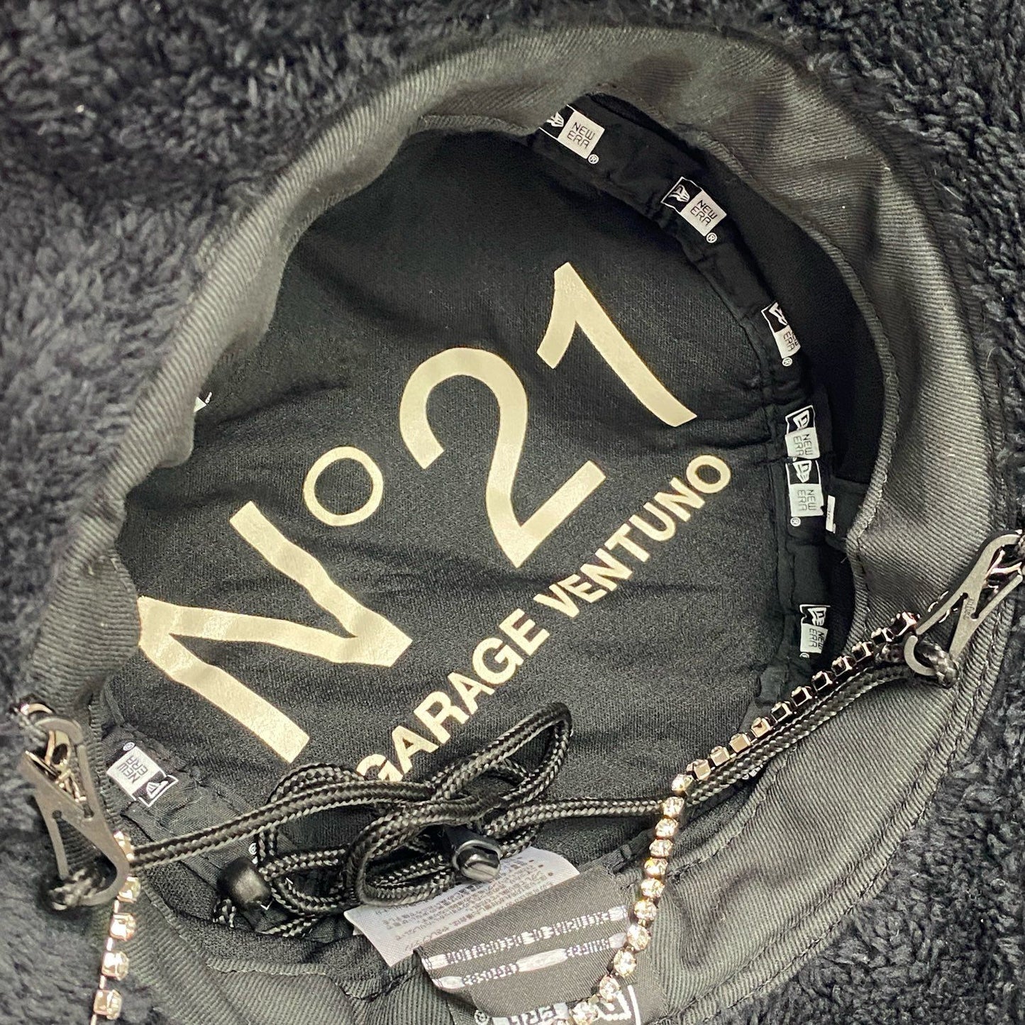e8 《美品》 N゜21 ヌメロヴェントゥーノ × NEW ERA ニューエラ アドベンチャーライト ボアフリース バケットハット ブラック クリスタルチェーン 帽子