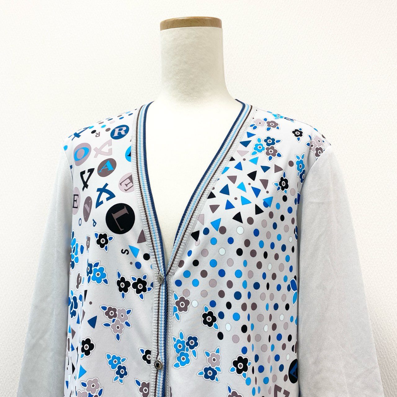 67g21-8 《極美品》 LEONARD レオナール カンカン素材切替 薄手カーディガン ニットカーディガン 美しい花柄プリント サイズ42 ライトグレー ブルー レディース 日本製