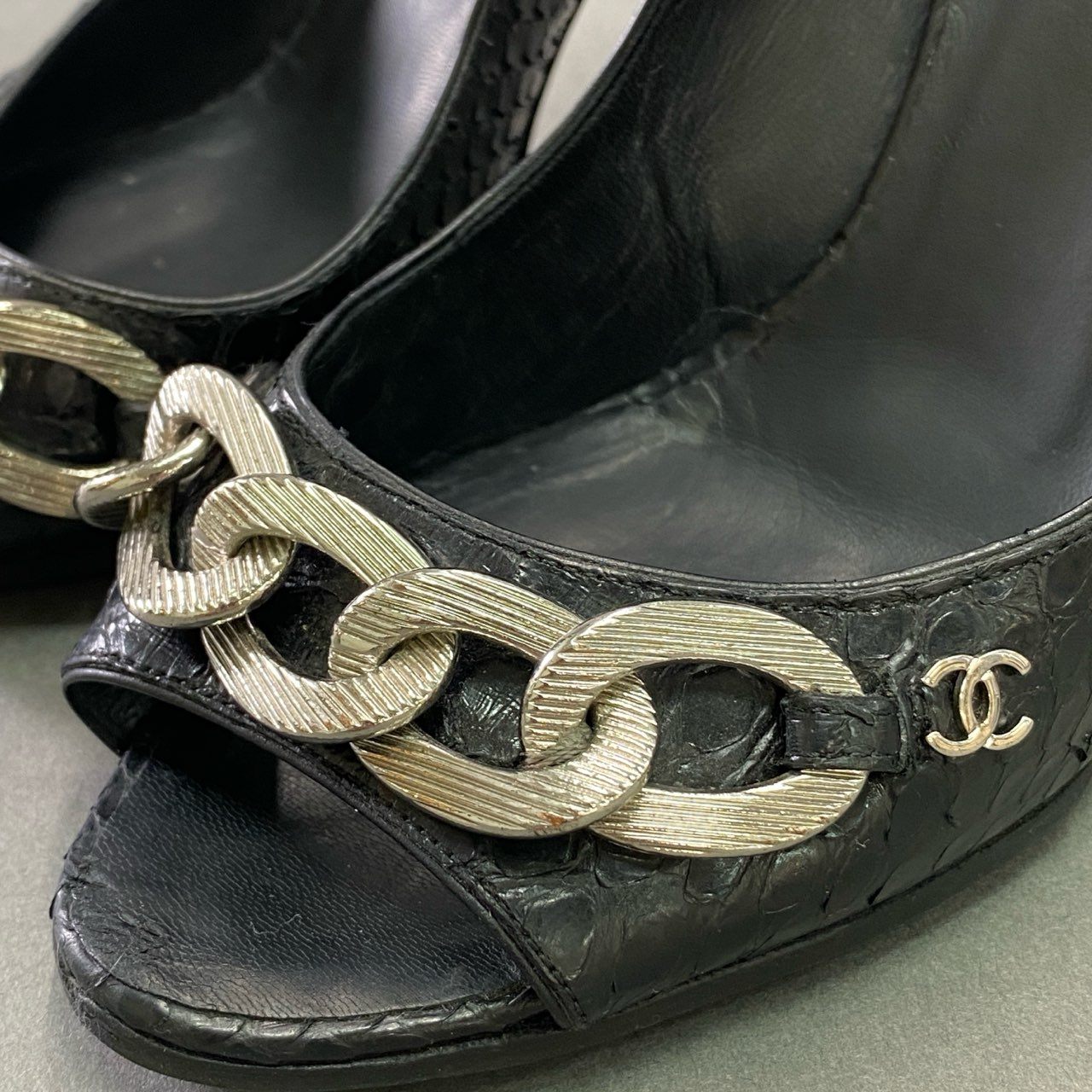 1d15 CHANEL シャネル ココマーク オープントゥ チェーン パンプス ヒール サンダル パイソン シューズ イタリア製 G26431 36 ブラック