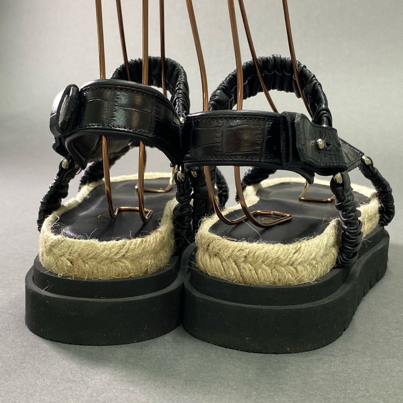 2k11 《美品》 3.1 Phillip Lim フィリップリム Noa クロコ型押し ウェッジソール ストラップ フラットサンダル 38 約25cm ブラック シューズ イタリア製