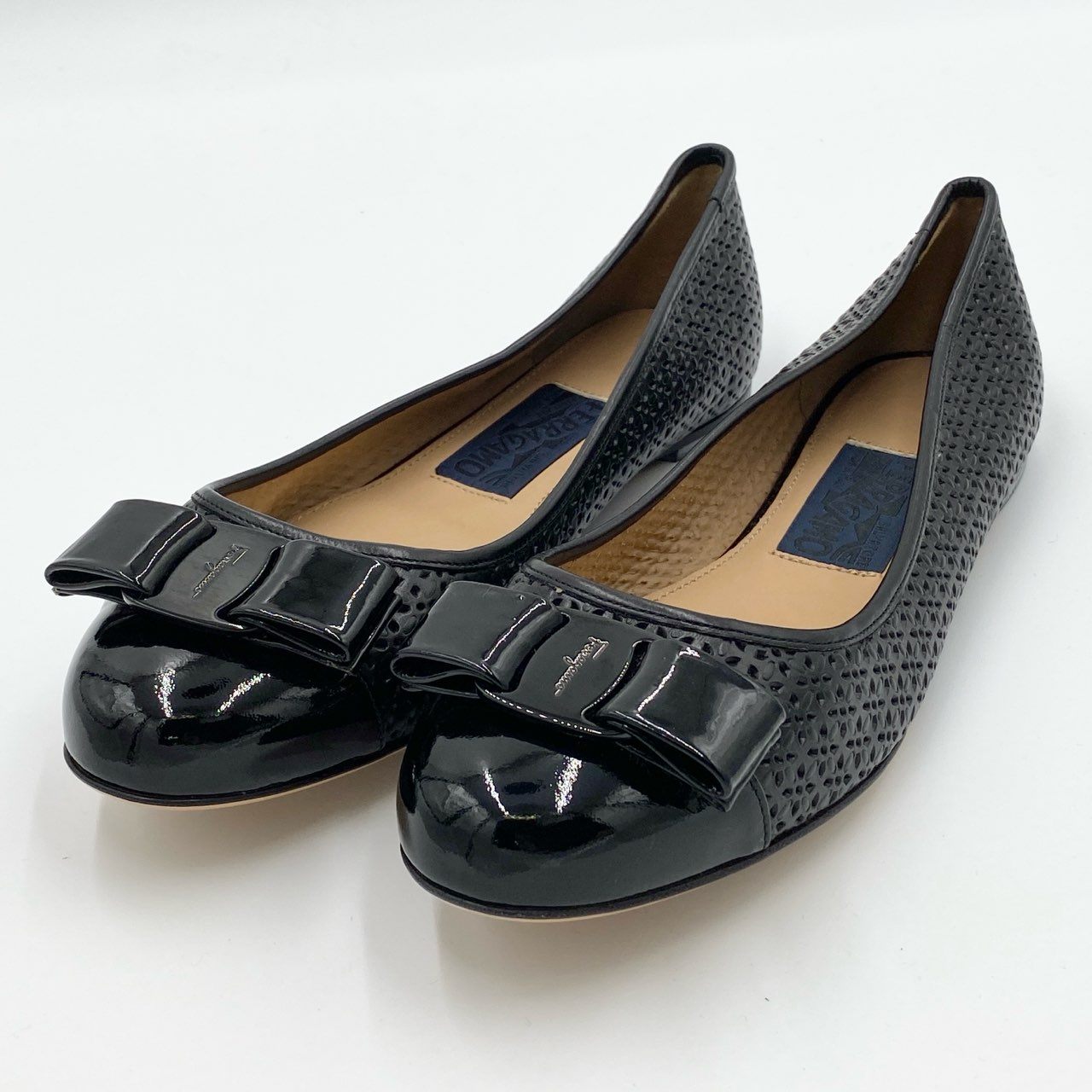 1i4 《未使用》 Salvatore Ferragamo サルヴァトーレフェラガモ VARA ヴァラ パンチング加工 フラットシューズ 7 1/2 ブラック レザー バレエ イタリア製 女性靴t18r