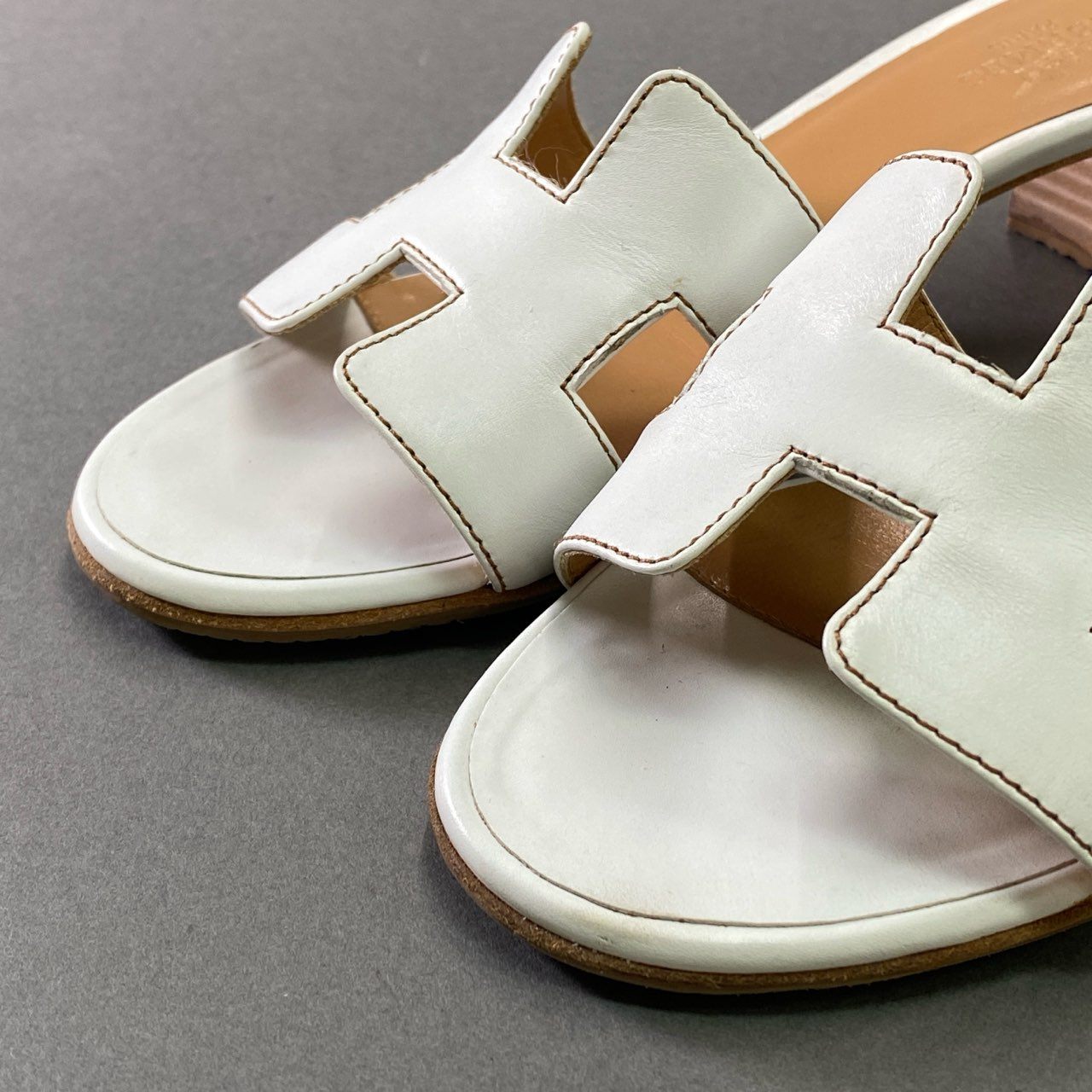 3d14 《美品》定価¥135.300 HERMES エルメス オアジス サンダル 35 / 22.5cm ホワイト カーフレザー イタリア製 シューズ 夏 保存袋付き