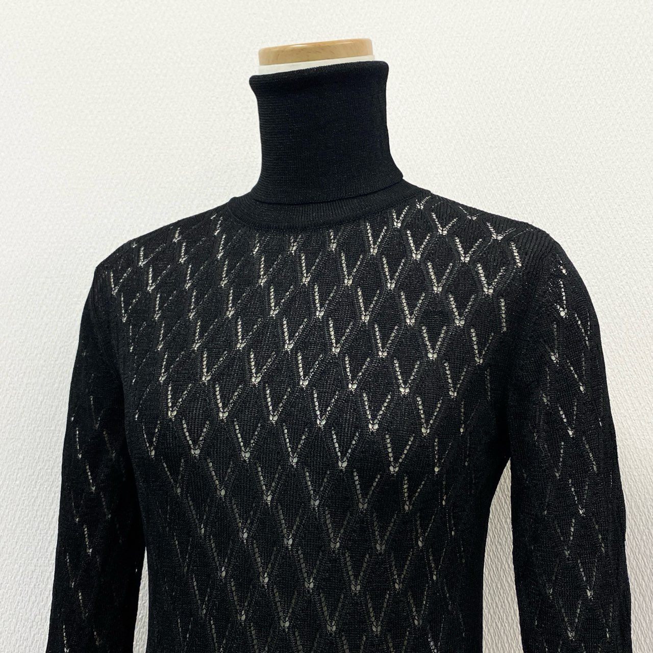 7f11 【美品】CHANEL シャネル 2023AW タートルネック ラメ入り 薄手ニット トップス ロゴプレート P75380K10834 サイズ36 ブラック レディース