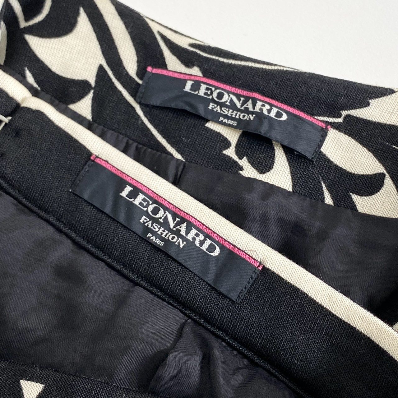 77e25 日本製 LEONARD FASHION レオナール セットアップ スーツ ノーカラージャケット/スカート ロゴ金ボタン サイズ11AR ブラックホワイト シルク100% レディース