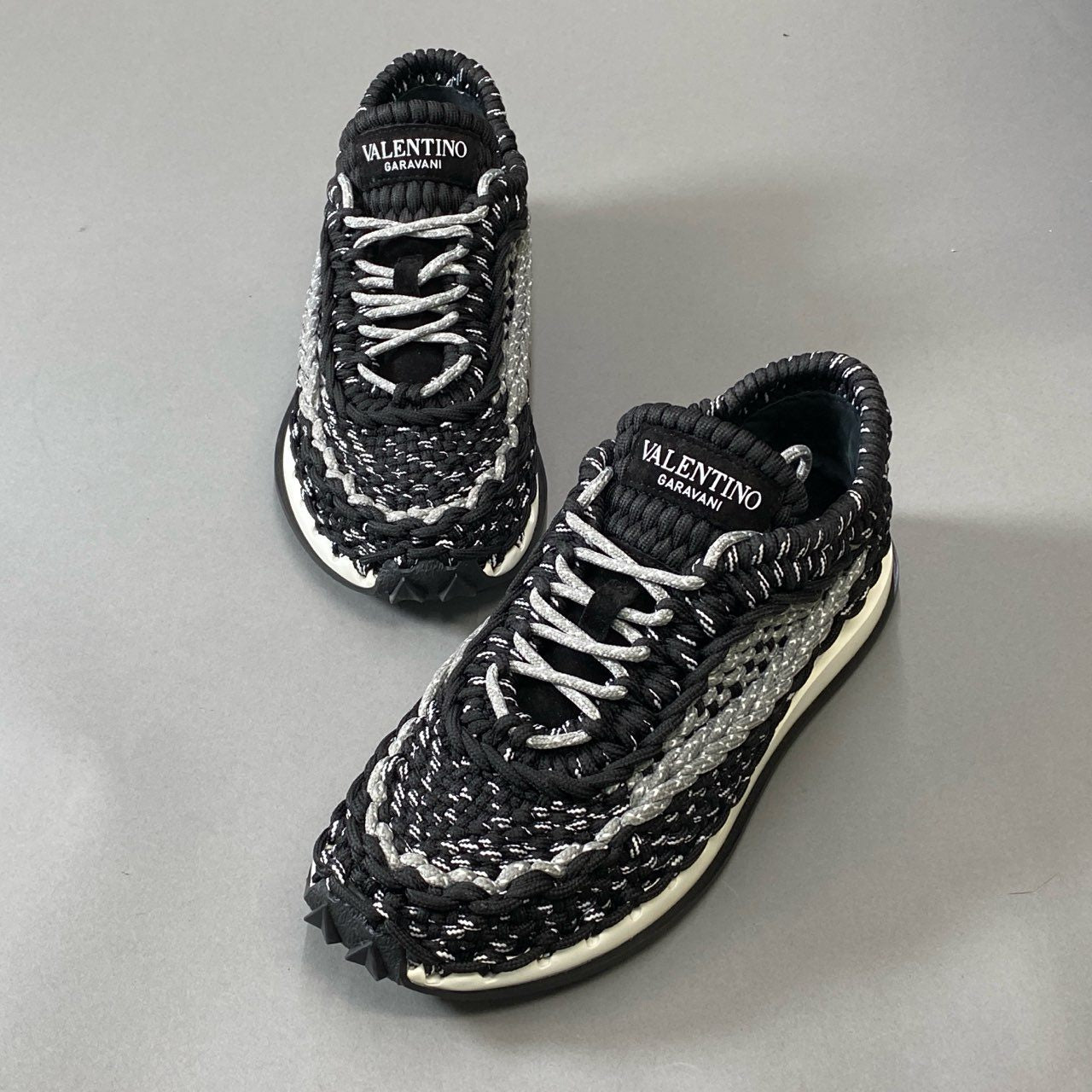 4j3 《極美品》定価¥126.500 VALENTINO ヴァレンティノ クロシェ スニーカー 40 ブラック グレー マクラメ編み ハンドメイド シューズ 箱付きt18r