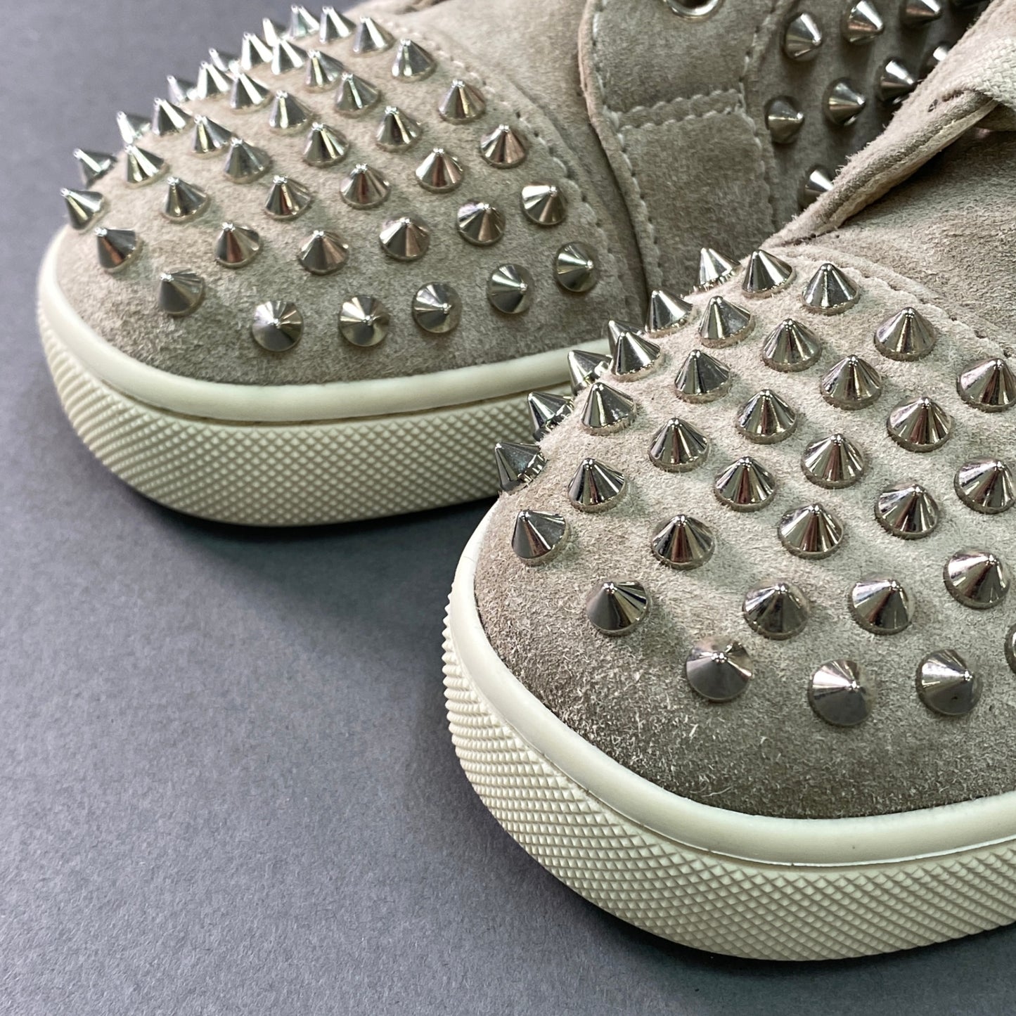 g29《極美品》 Christian Louboutin クリスチャンルブタン LOUIS WOMAN FLAT VEAU スタッズ スニーカー 36 ベージュ スエードレザー シューズ 箱有t18r