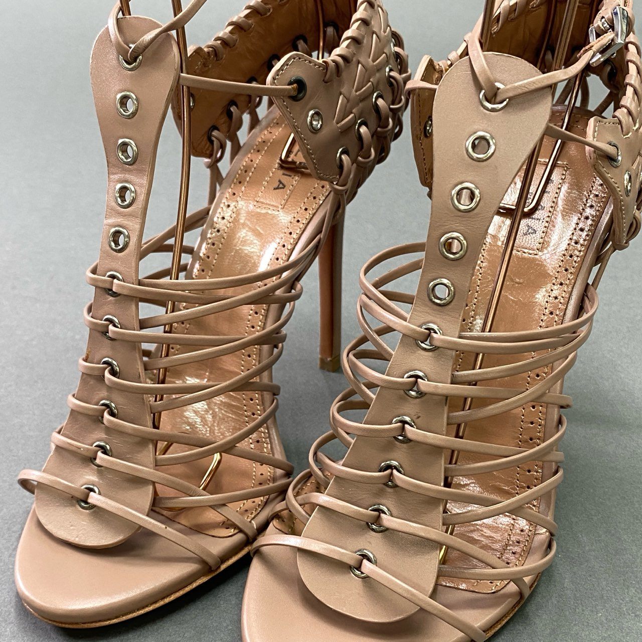 7k9 《未使用》定価¥190,300 ALAIA PARIS アライア レースアップ レザーヒールサンダル 36 ピンクベージュ leather 箱付き シューズ イタリア製 編み込み グラディエーター