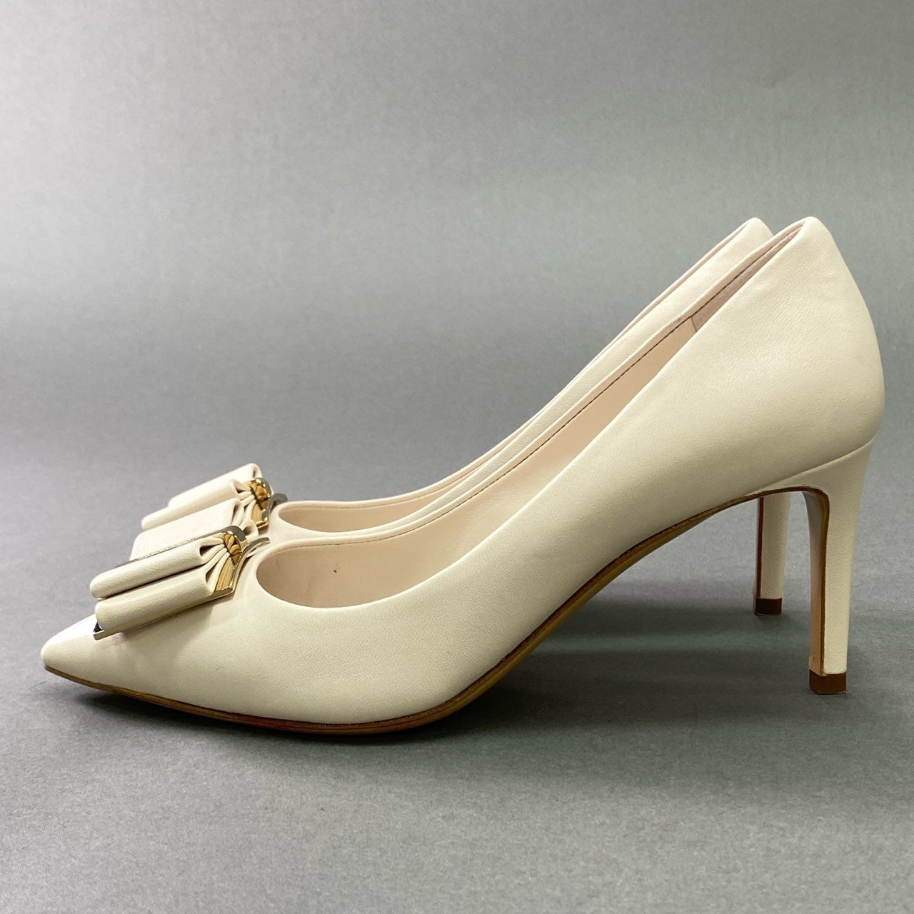 2k11 《美品》 Salvatore Ferragamo サルヴァトーレ フェラガモ VARA ヴァラリボン パンプス 5 約22.5cm アイボリー レザー ZERI 70 イタリア製