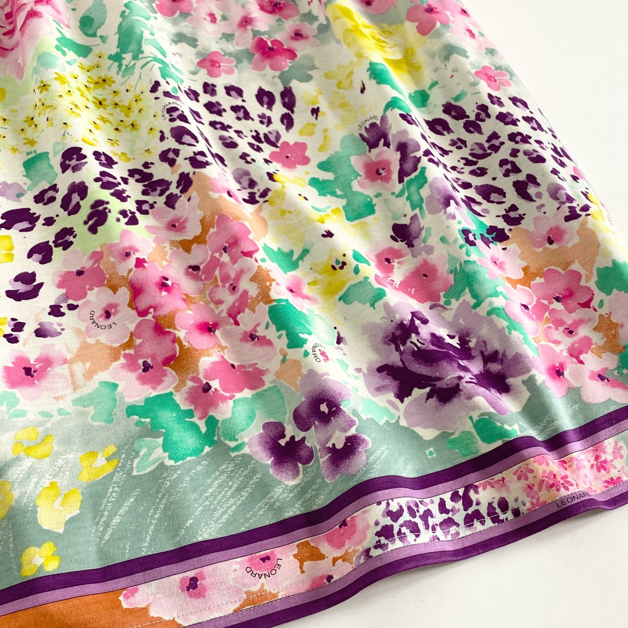 57e25 《美品》 LEONARD レオナール 美しい花柄プリント 花柄スカート 膝丈スカート タイトスカート サイズ76 マルチカラー コットン100% レディース 日本製