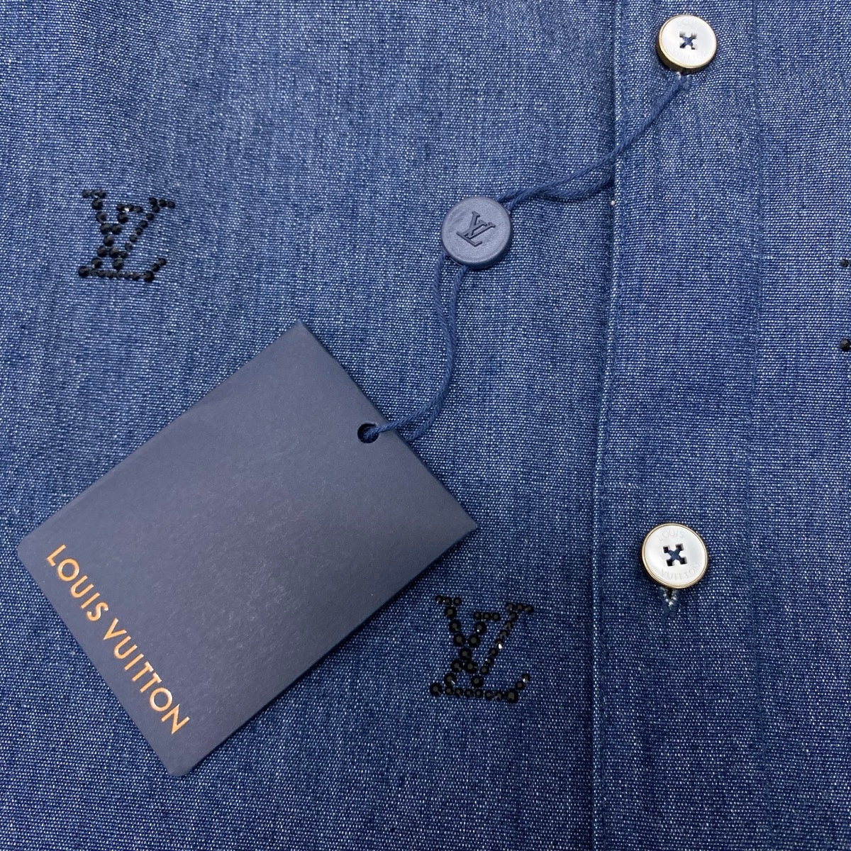 Mf18 《未使用品》 LOUIS VUITTON ルイヴィトン 25SS ブラゾンエンベリッシュド デニムシャツ Blason Embellished Shirt サイズL ブルーt18r