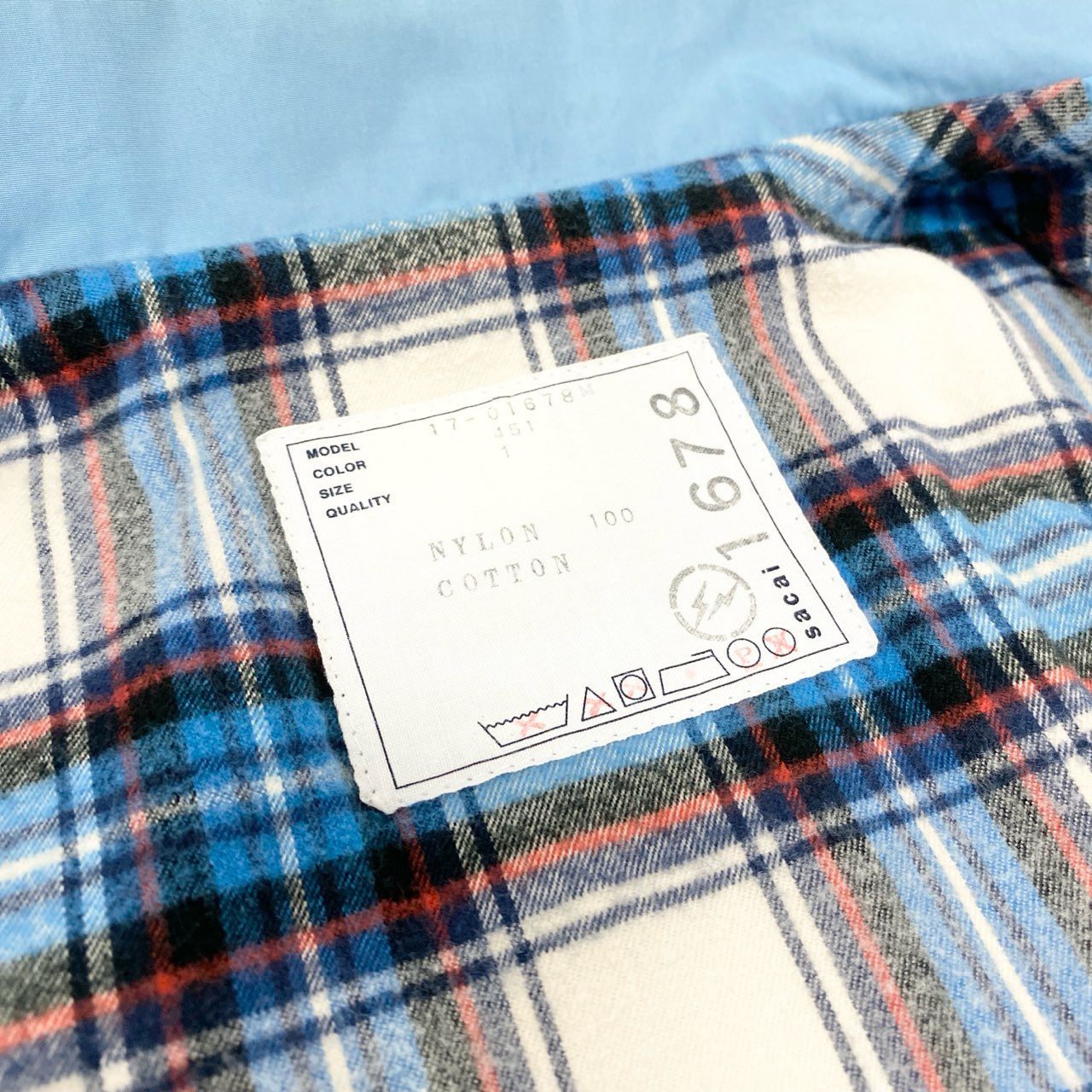 51h25 sacai × FRAGMENT DESIGN サカイ × フラグメントデザイン コラボ Nylon Coach Jacket コーチジャケット ロゴプリント 17-01678 Mサイズ ブルー ナイロン メンズ 日本製o07t