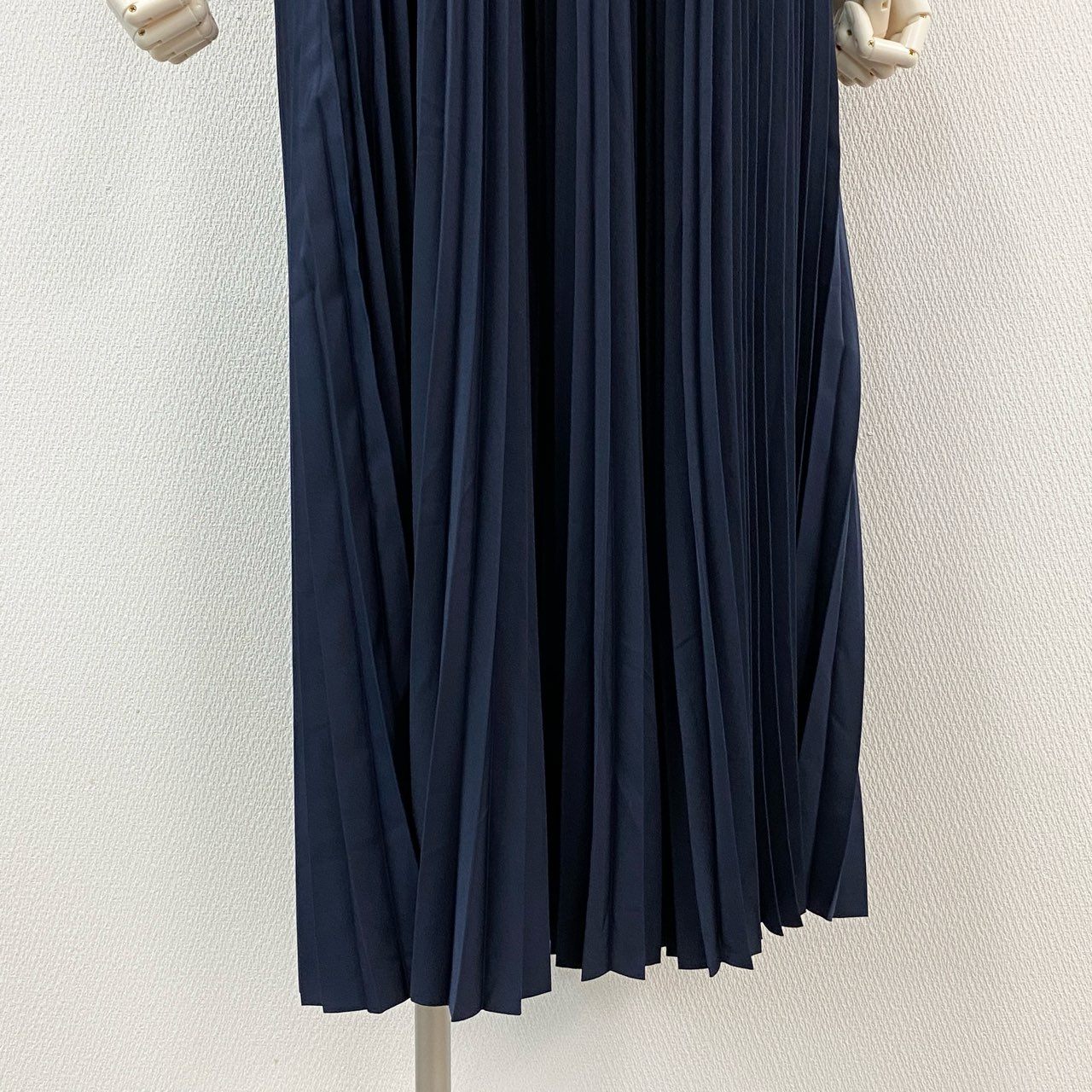 20j6 HYKE ハイク TAFFETA PLEATED MAXI DRESS プリーツ キャミワンピース ドレス 231-16171 045 1 ネイビー 日本製 レディースo07t