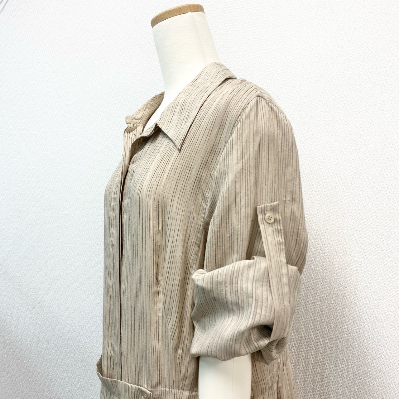 80j17《美品》AKRIS アクリス 変形シャツワンピース ロングワンピース ストライプ 48サイズ ベージュ レディースu02t