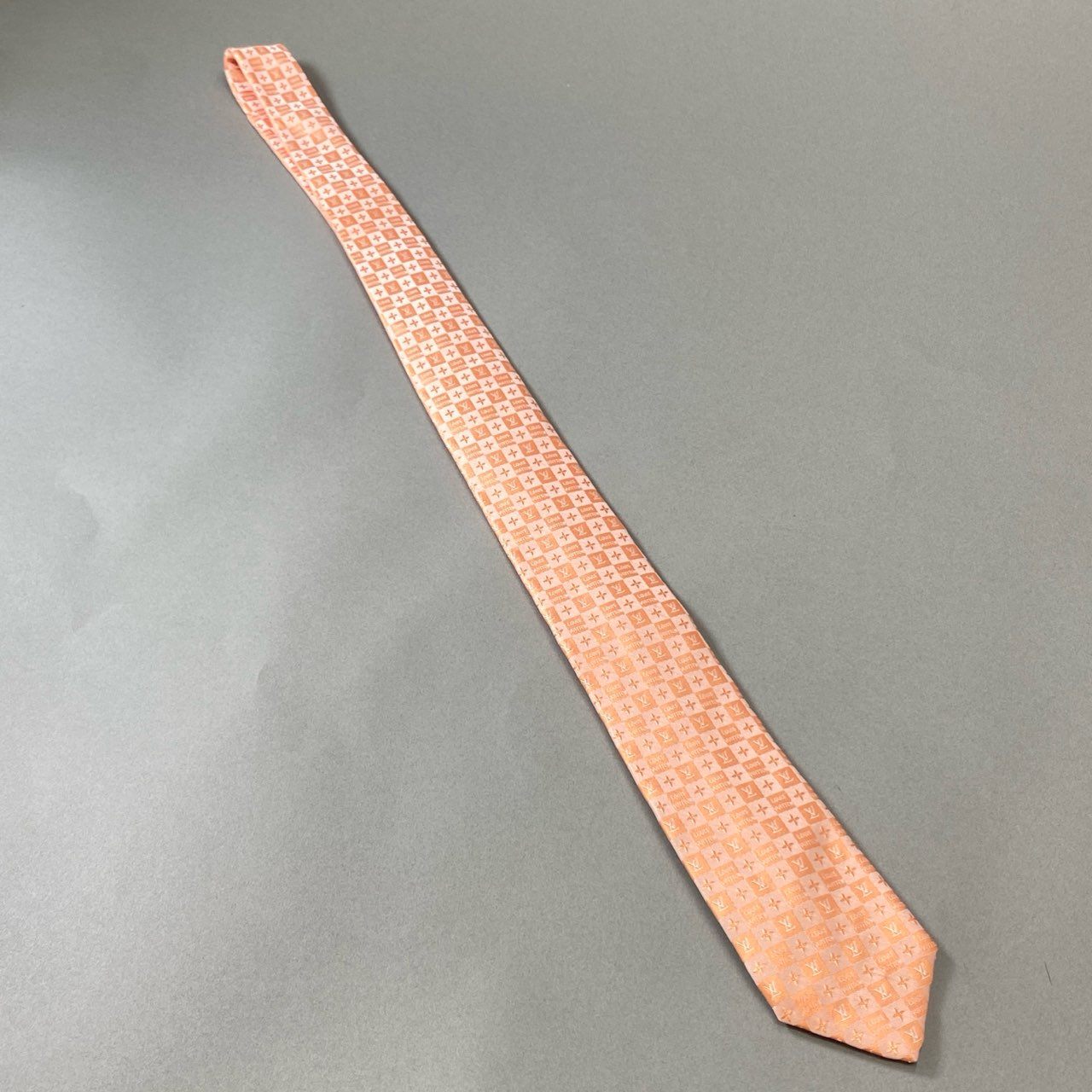 j16《極美品》LOUIS VUITTON ルイヴィトン ネクタイ シルク 絹100% フォーマル ダミエ LVロゴ ペールオレンジ メンズu02t