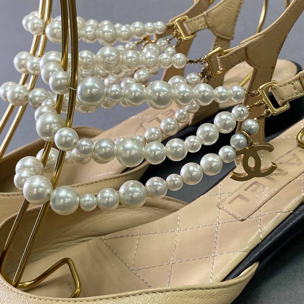 3d14 CHANEL シャネル スリングバックシューズ ココチャーム パールストラップ G37534 38 ベージュ レザー パンプス イタリア製
