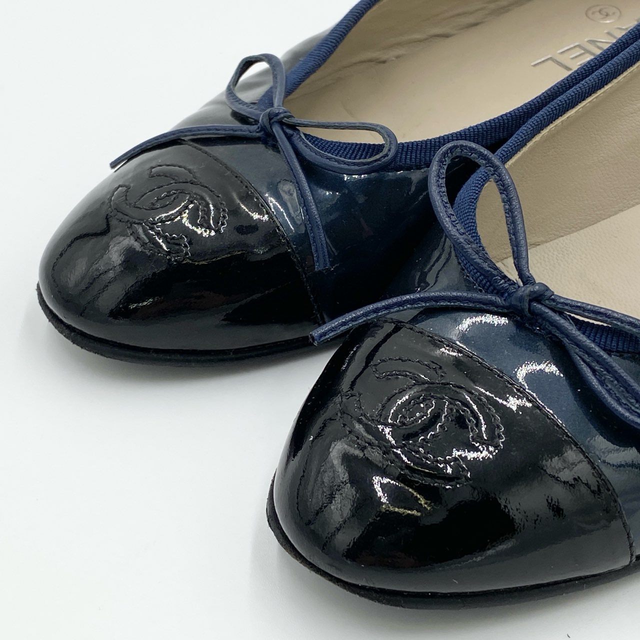 1i4 CHANEL シャネル エナメル バレエシューズ G02819 36 1/2 ブラック ダークブルー パテントレザー フラットパンプス バレリーナ ココマークt18r