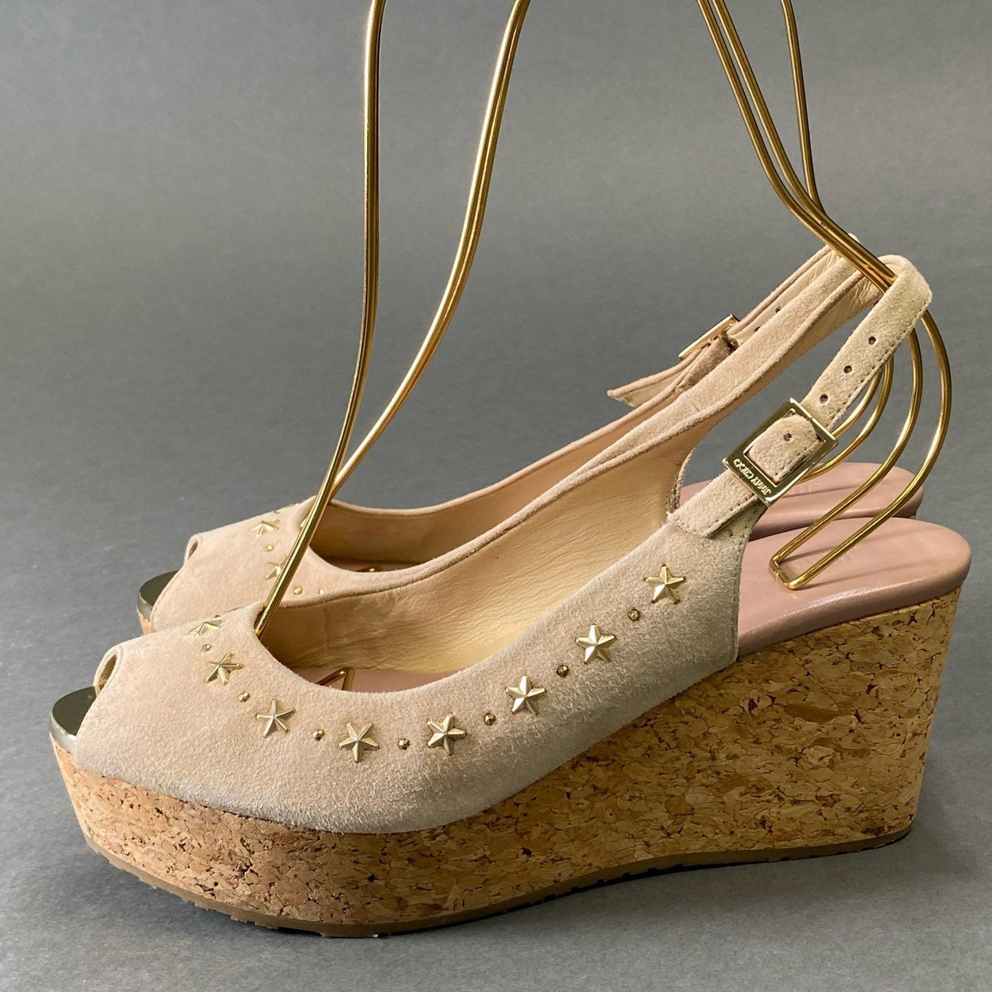 9g9 《美品》 JIMMY CHOO ジミーチュウ ウェッジソール スタースタッズサンダル 37 ベージュ スエードレザー 厚底 シューズ
