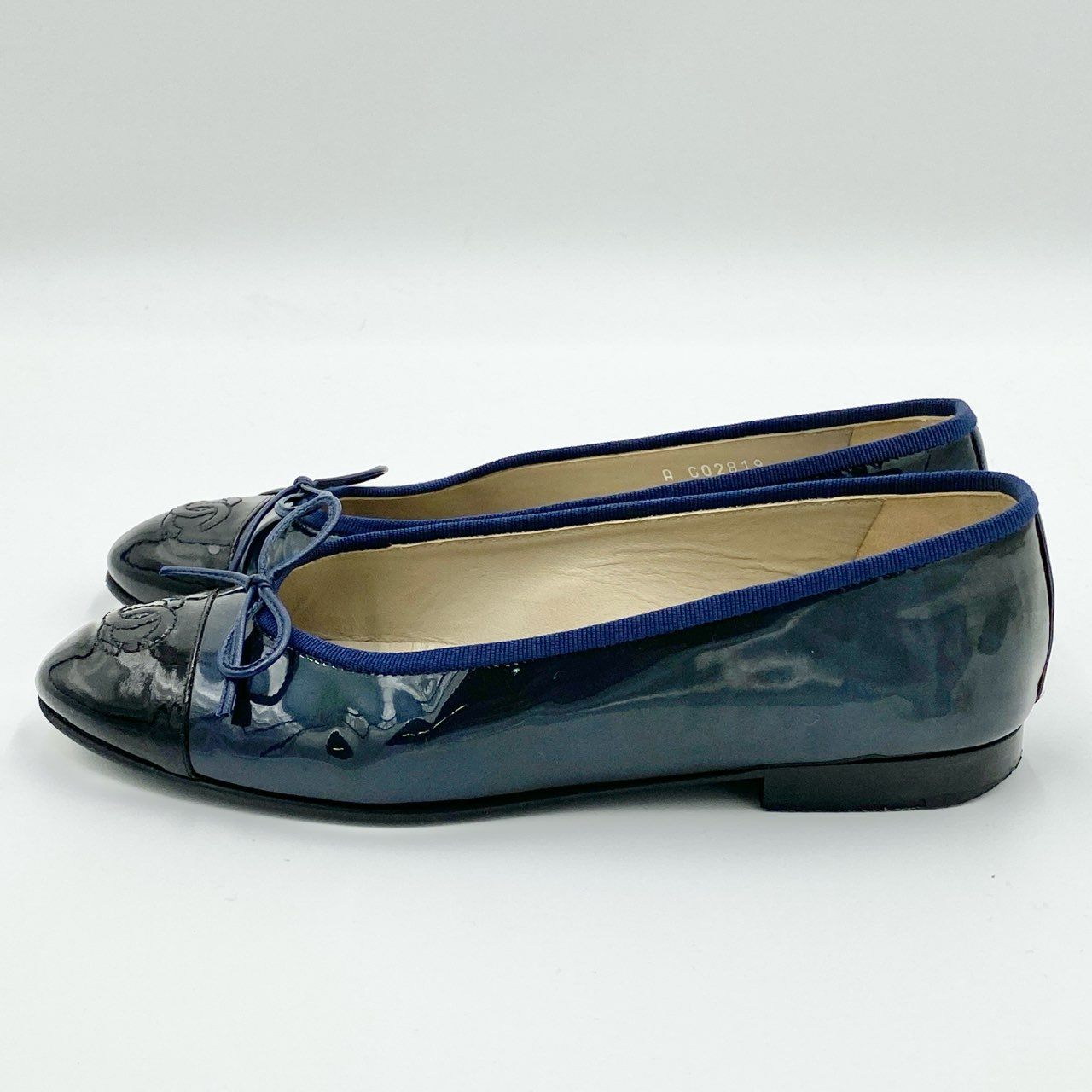 1i4 CHANEL シャネル エナメル バレエシューズ G02819 36 1/2 ブラック ダークブルー パテントレザー フラットパンプス バレリーナ ココマークt18r